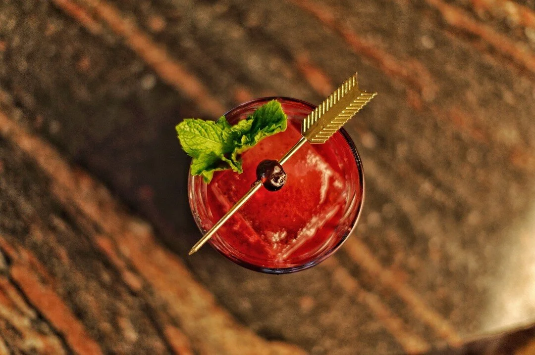 O famoso bartender Dick Bradsell, foi muito conhecido nos bares londrinos devido &agrave; incr&iacute;vel capacidade de tornar bebidas simples em bebidas excelentes. 

Em 1984, criou o drink Bramble, que ficou conhecido mundialmente.

Estamos te espe