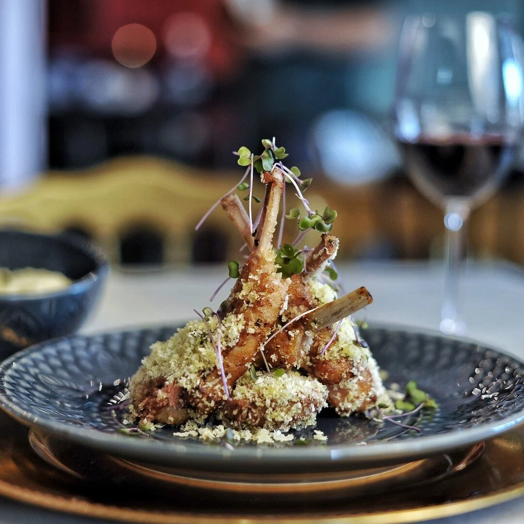 Carr&eacute; &eacute; um prato para aqueles que apreciam uma boa carne. Com uma deliciosa combina&ccedil;&atilde;o de risoto de queijos ❤

Hoje estamos abertos a partir das 18h30. Esperamos voc&ecirc;s!

 #mundofilipa #filipabistro #carredecordeiro #