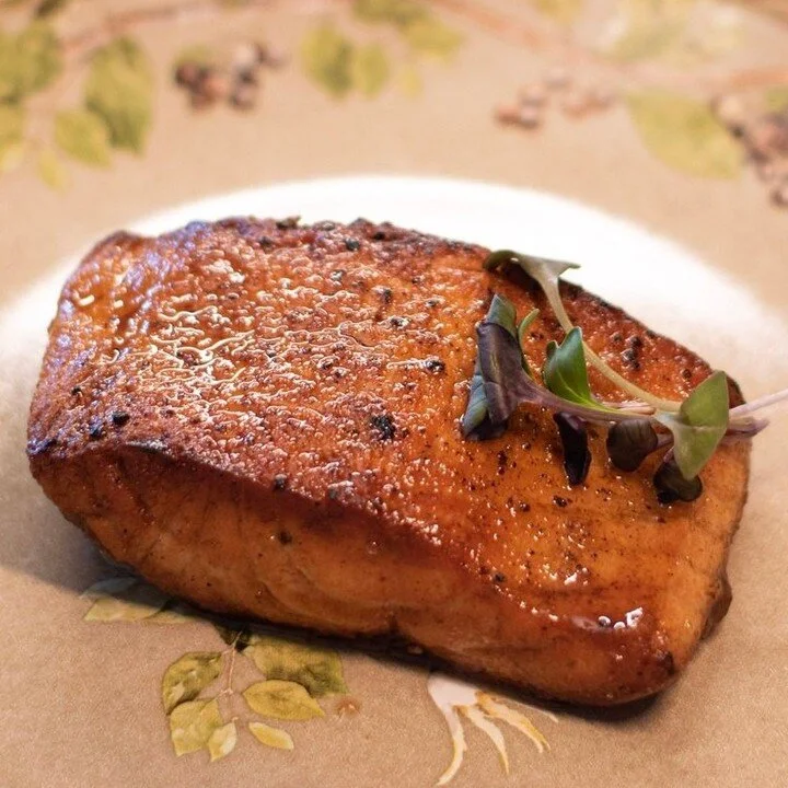 O salm&atilde;o &eacute; um alimento que oferece v&aacute;rios benef&iacute;cios impressionantes para a sa&uacute;de. Consumir pelo menos duas por&ccedil;&otilde;es por semana pode ajud&aacute;-lo a atender &agrave;s suas necessidades nutricionais di