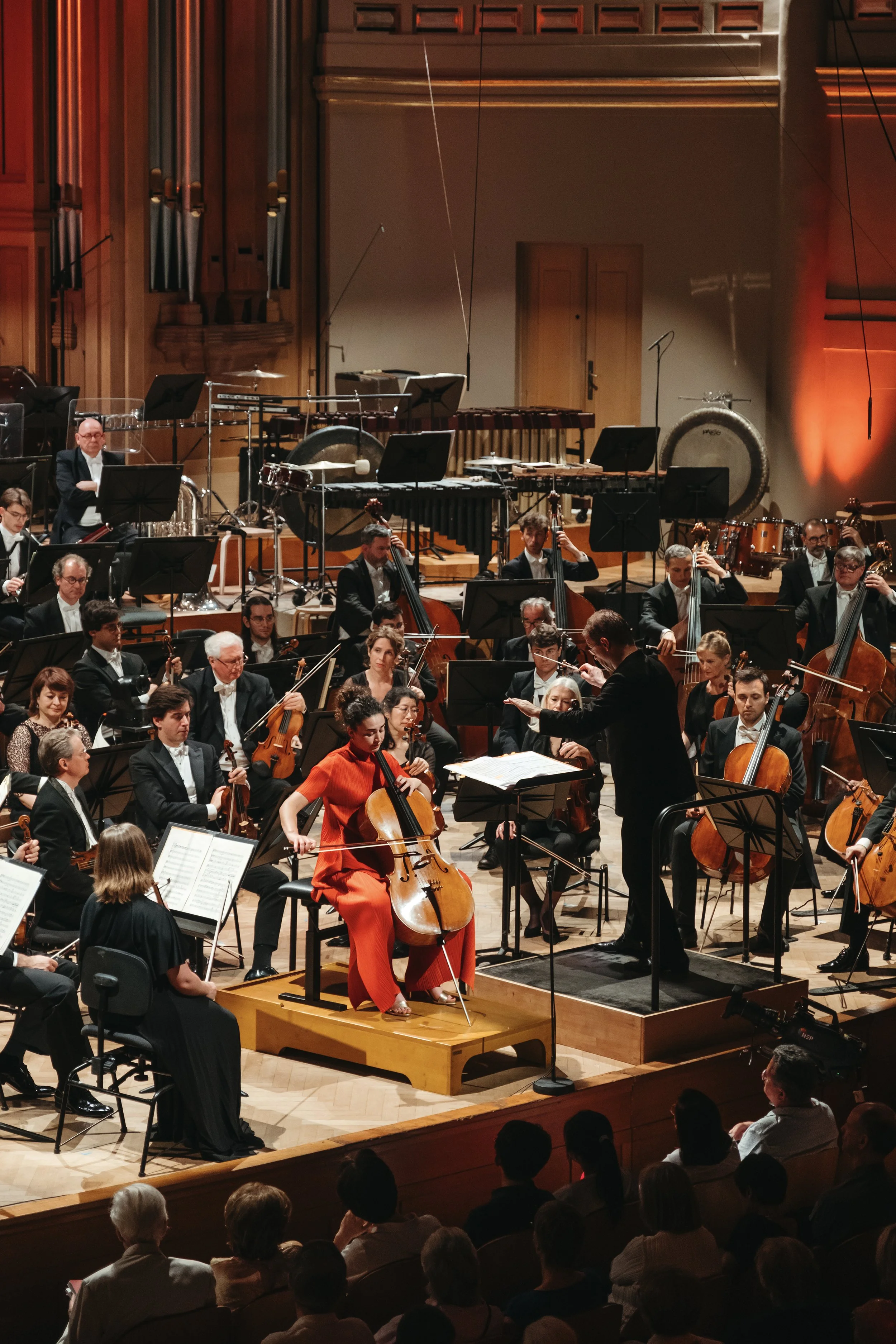 Violoncelliste soliste avec orchestre lors d’un concours musical international, photographié en reportage événementiel par Thomas Léonard.