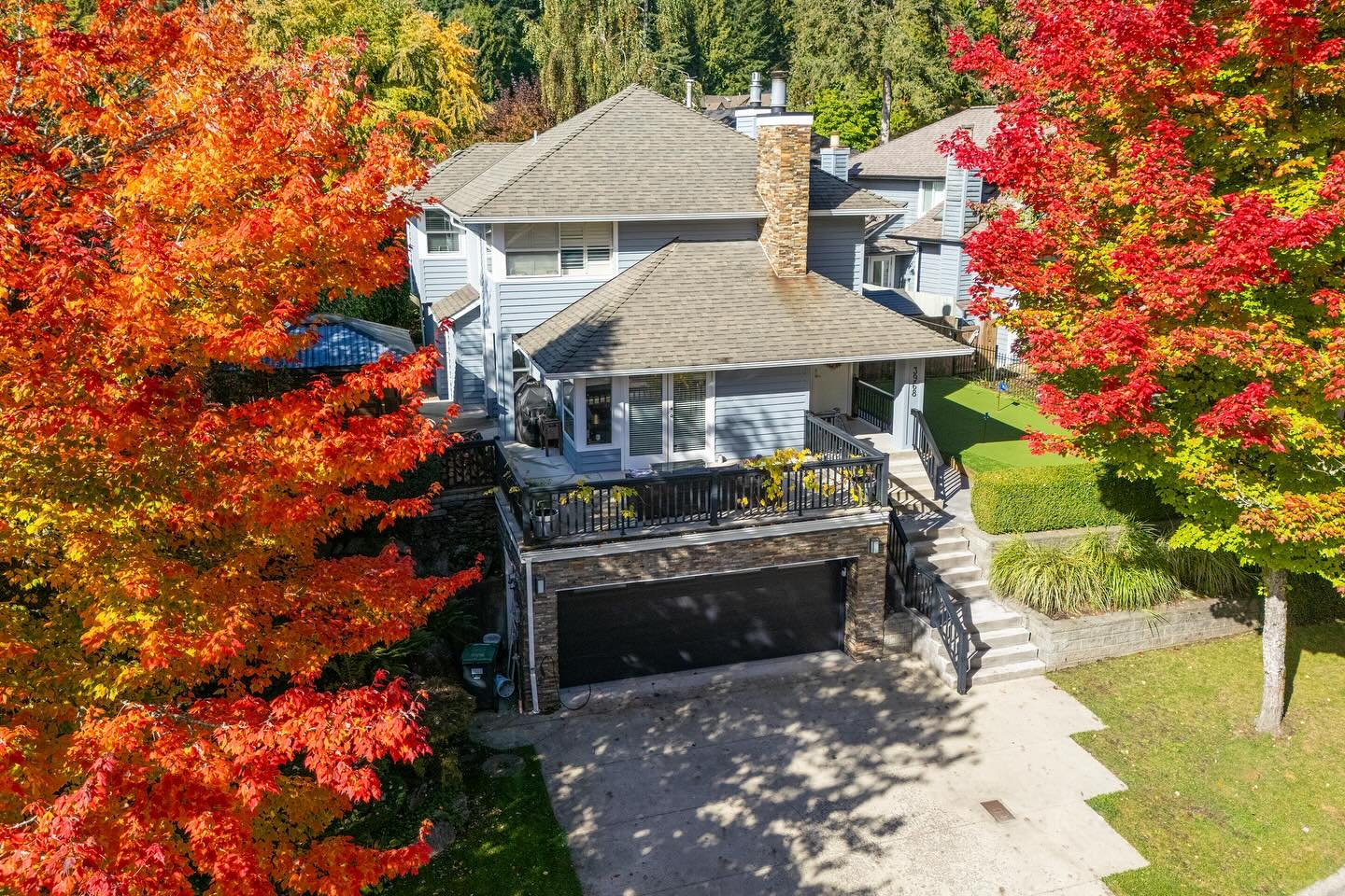 Fall colours that brighten rainy Vancouver days. Have a great holiday season! 🎄 
#vancouverrealtor #yvrrealestate #yvrphotographer #realestatephotography