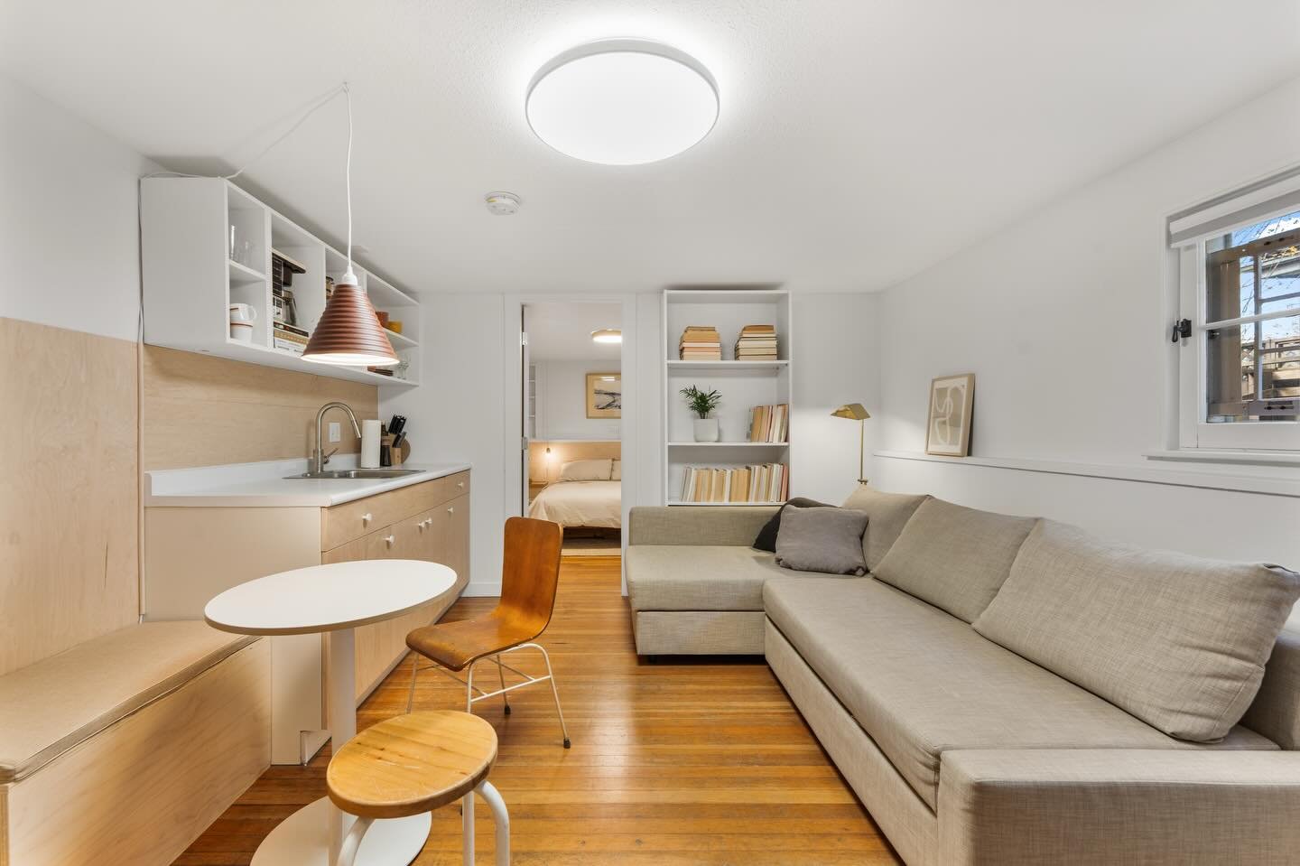 Cute little Airbnb unit in #eastvan . 
If your listing isn&rsquo;t getting attention it deserves, I&rsquo;d love to help! 
Reach out to find out more
