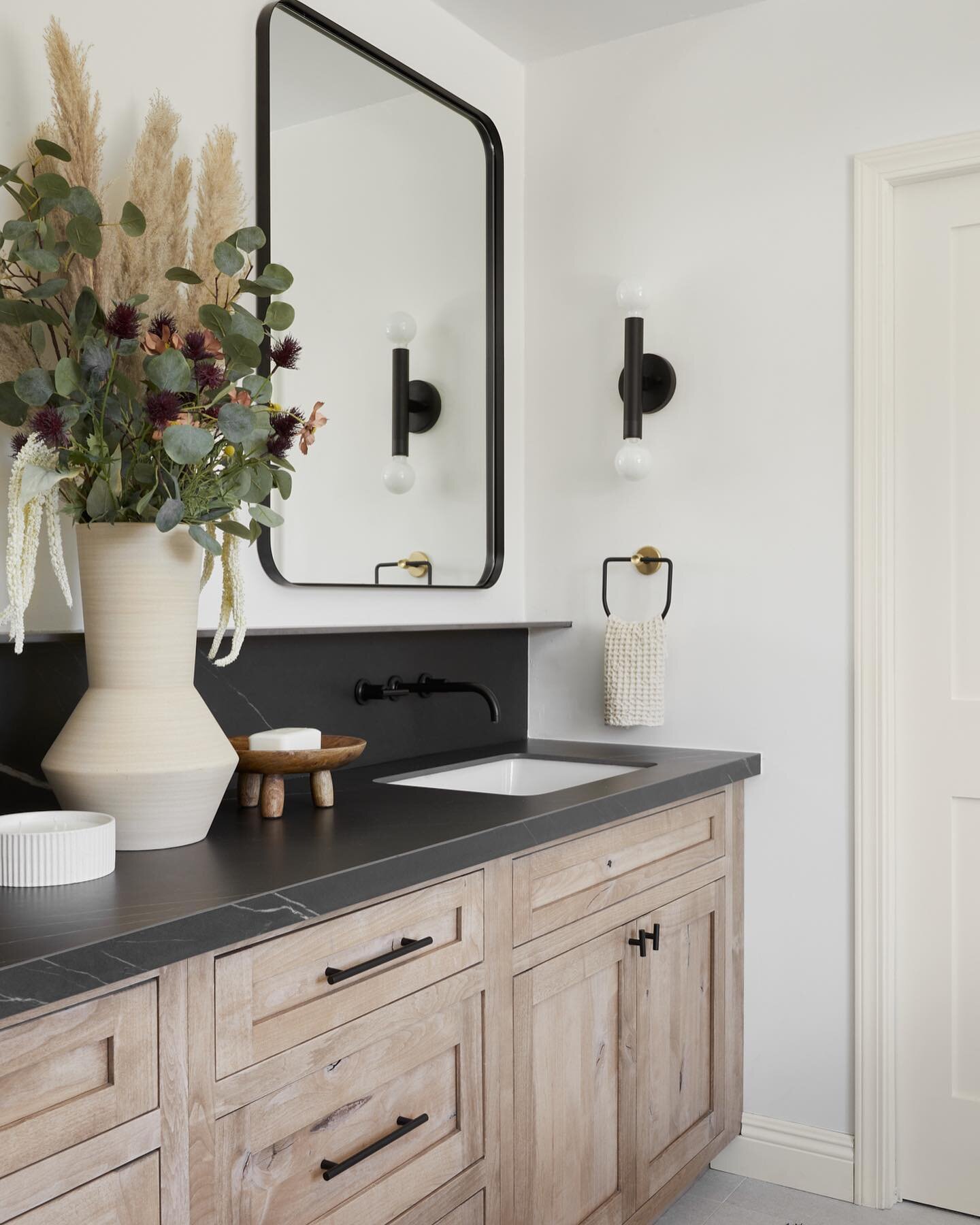 Before and afters are so satisfying.  We all love a #glowup!

Design: @michelle_koh_interiors 
Photography: @joshbustosphoto 

#beforeandafter  #masterbathroom #interiordesign #decor #remodel #renovation #modern #dwell #ocdesigner  #interiordecor  #i