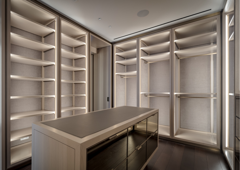 walk in dressing room by Ant Yapi UK - Specialists in high-end construction 