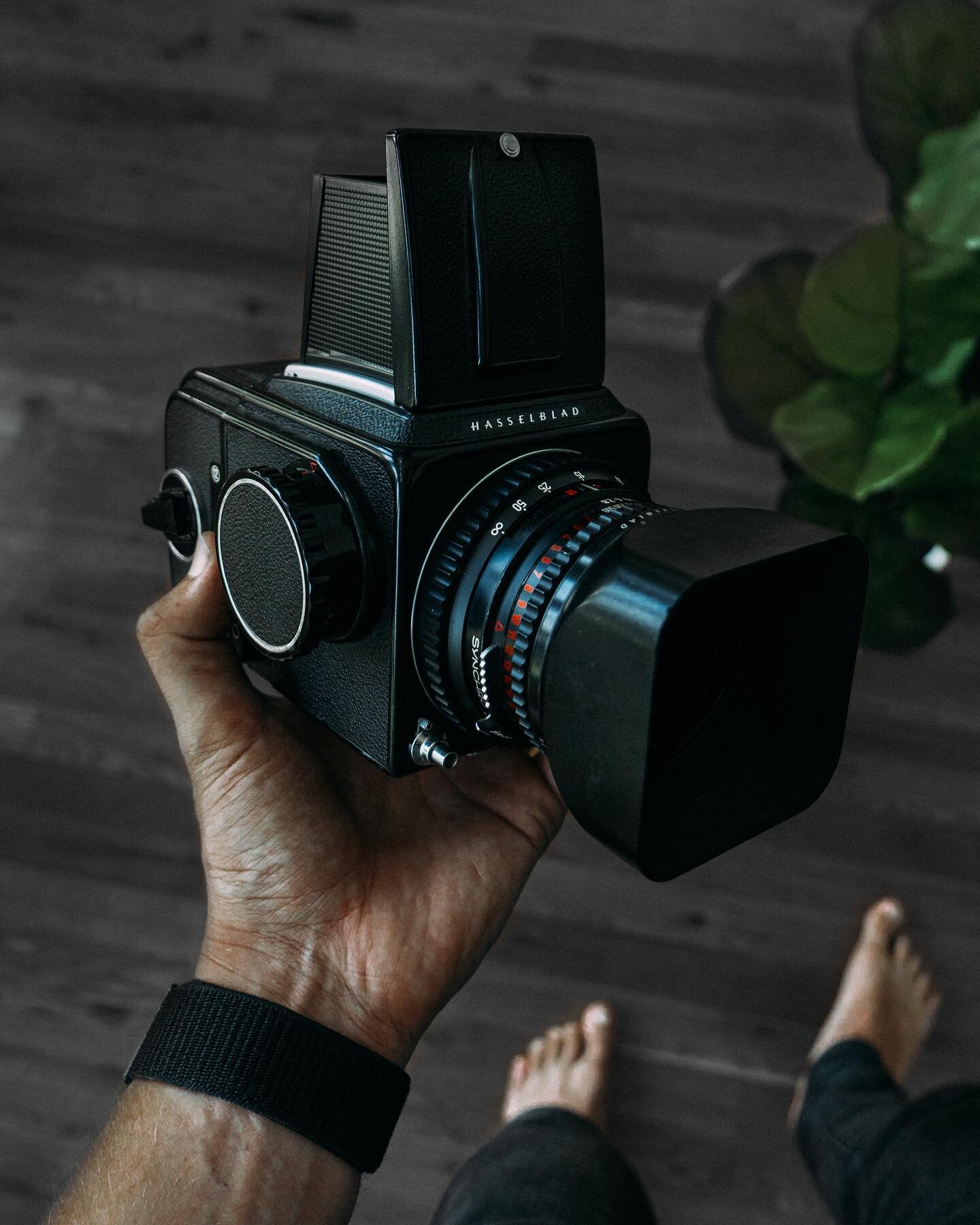 I really want to start shooting with this beast of a camera. Anyone have any experience shooting film?
.
.
.
#hasselblad500cm #hasselblad #mediumformat #filmisnotdead #filmphotography