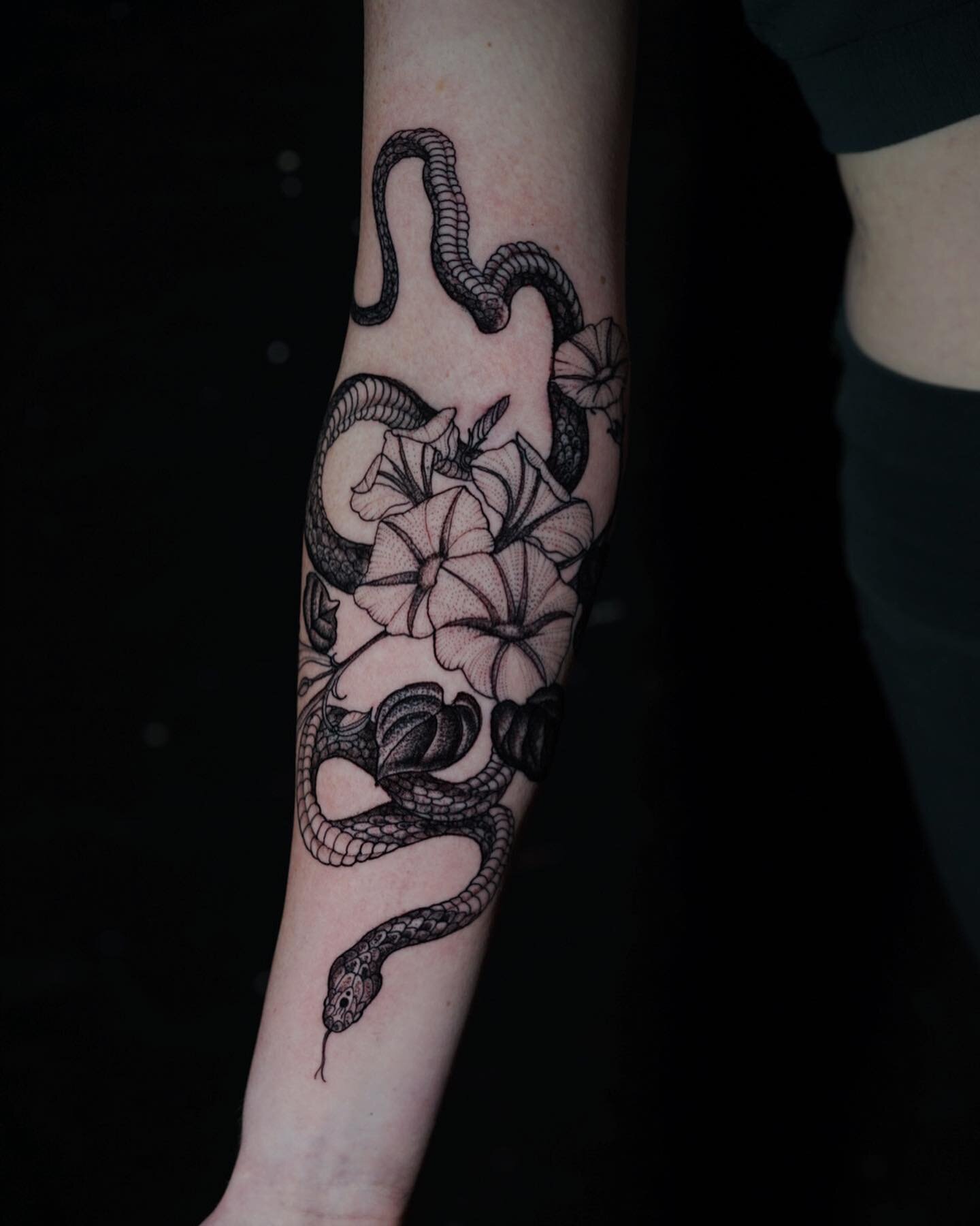 Snake and flowers for Greyson ✨ (also healed sunflowers) 
&bull;
#wehotattoo #weho #latattoo #latattooartist #nytattoo #snaketattoo #sunflowertattoo #blackworkerssubmission