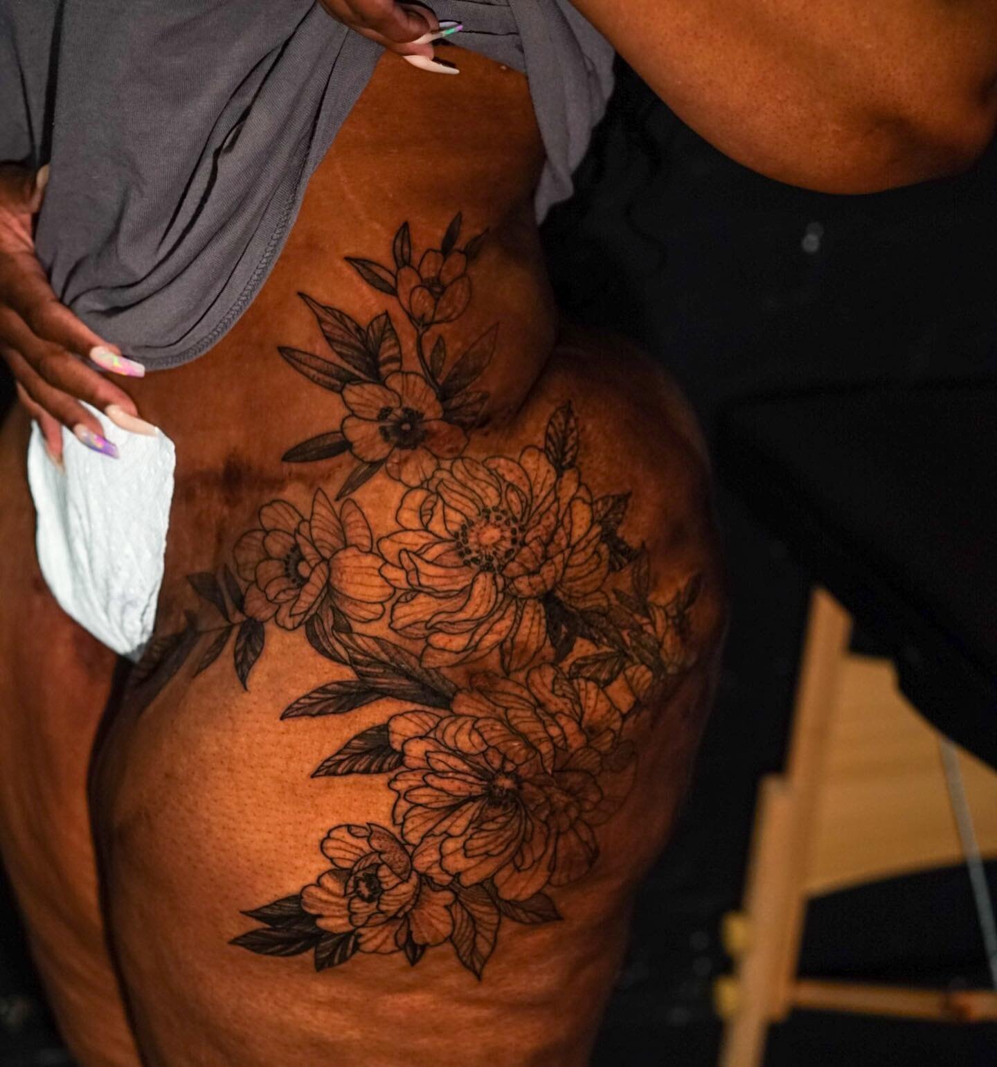 It was an honor to tattoo over your scars, Carolyn ❤️✨ 
&bull;
&bull;
&bull;
#scartattoo #coveruptattoo #floraltattoo #tttism #tttpublishing #blackworkers #botanicaltattoo #hiralupe #nytattooartist #latattooartist #losangeles #gayweho