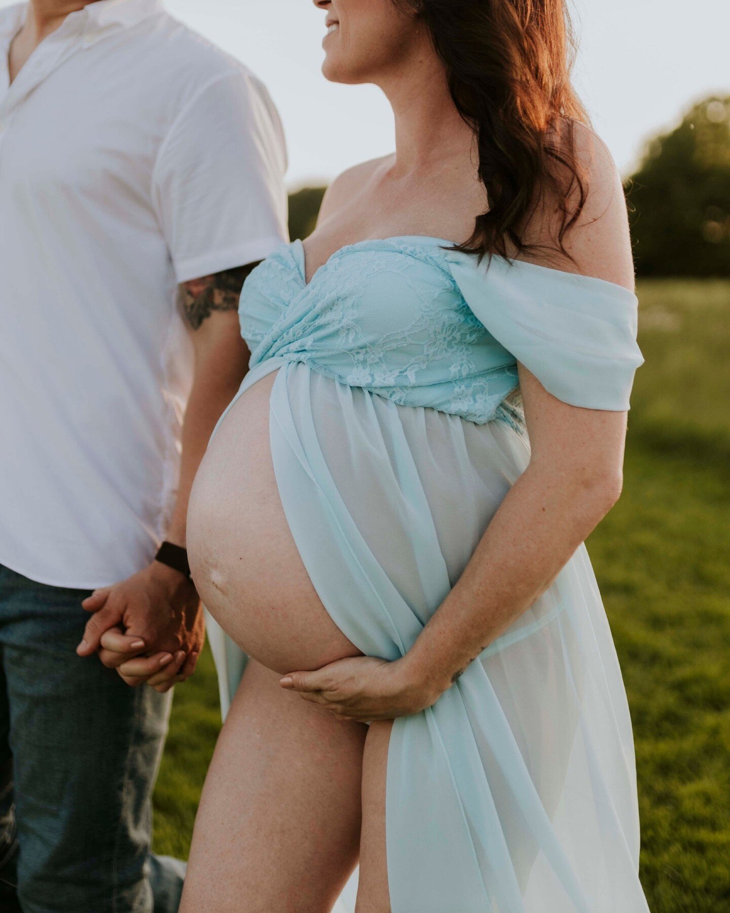 Baby bumps and golden hour! Steph is such a stunning mother 🤍 Baby number 3 to add into the family and the first boy! Such a special time for this fam! 
.
.
.
#maternityphotography #pregnant #familyphotos #babyphotography #bumpstyle #maternityphotog