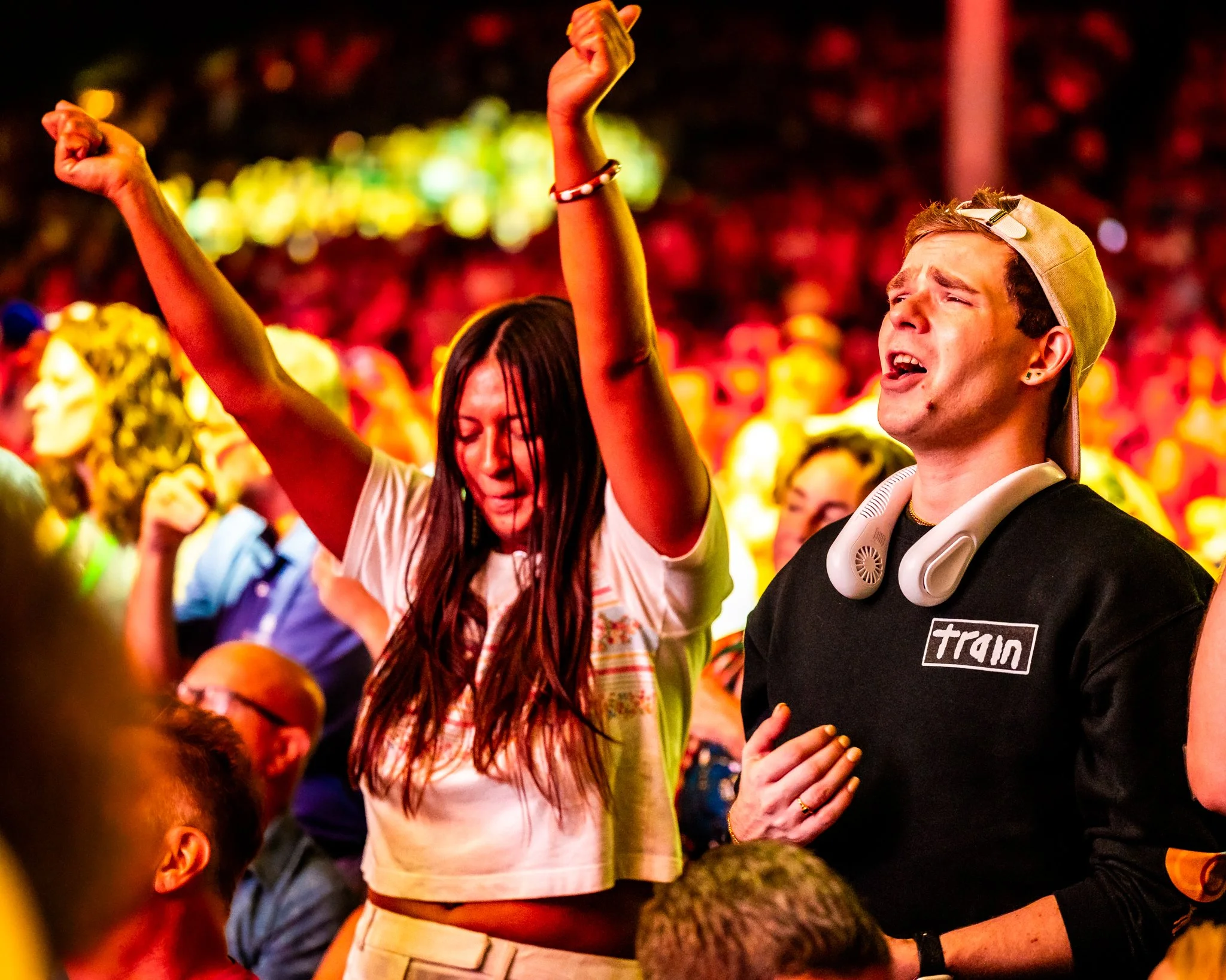 Crowd-enjoying-music-performance