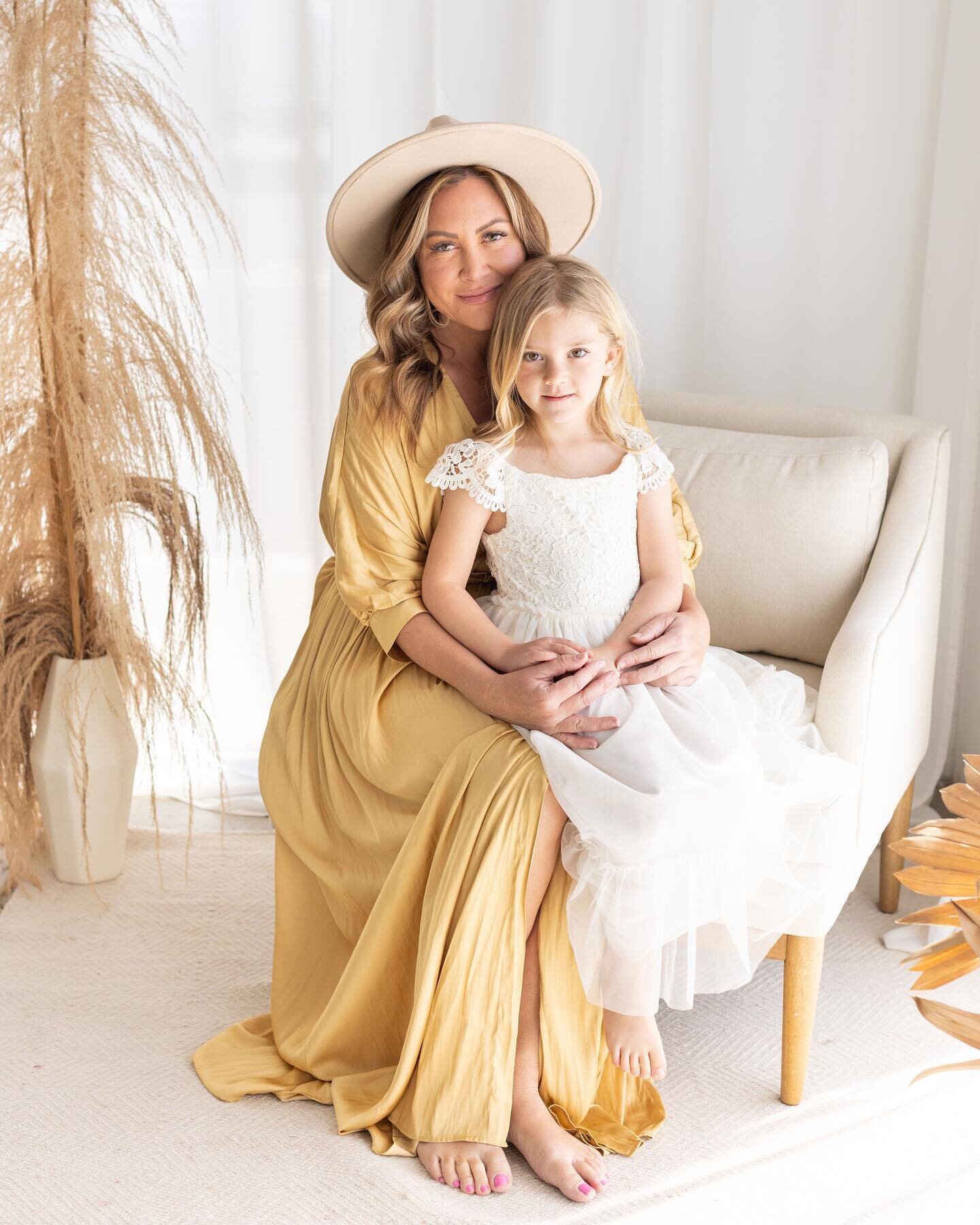 This impossibly dreamy in-studio Mama session by Janet Wheeland 😍🥺

(Although we might be a little biased over how much we love this session... Because it's our founder @camrynclairphoto and her daughter, Sunny!)

We LOVED how perfectly Camryn's go
