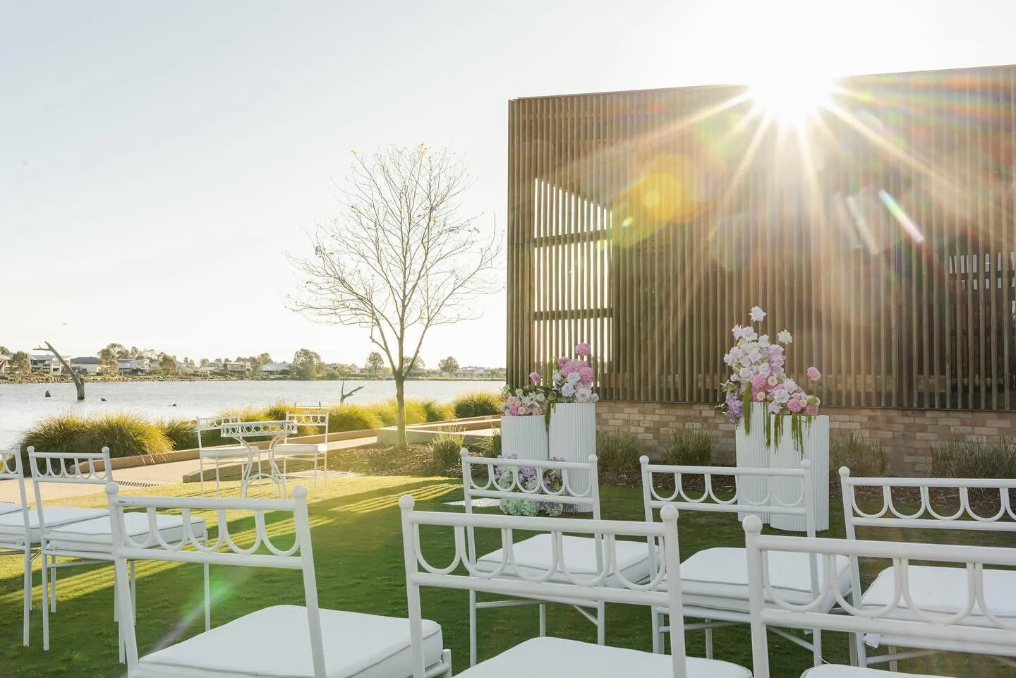 The most stunning location 😍

@sebelyarrawonga 
@georgie_james_photo 
@bangeventco 

www.thefauxflowerbar.com
Have an event coming up? Want to hire your florals? Email us today! 

⁣

#faux #artificialflowers #fauxflowers #fauxflowersofinstagram #fau