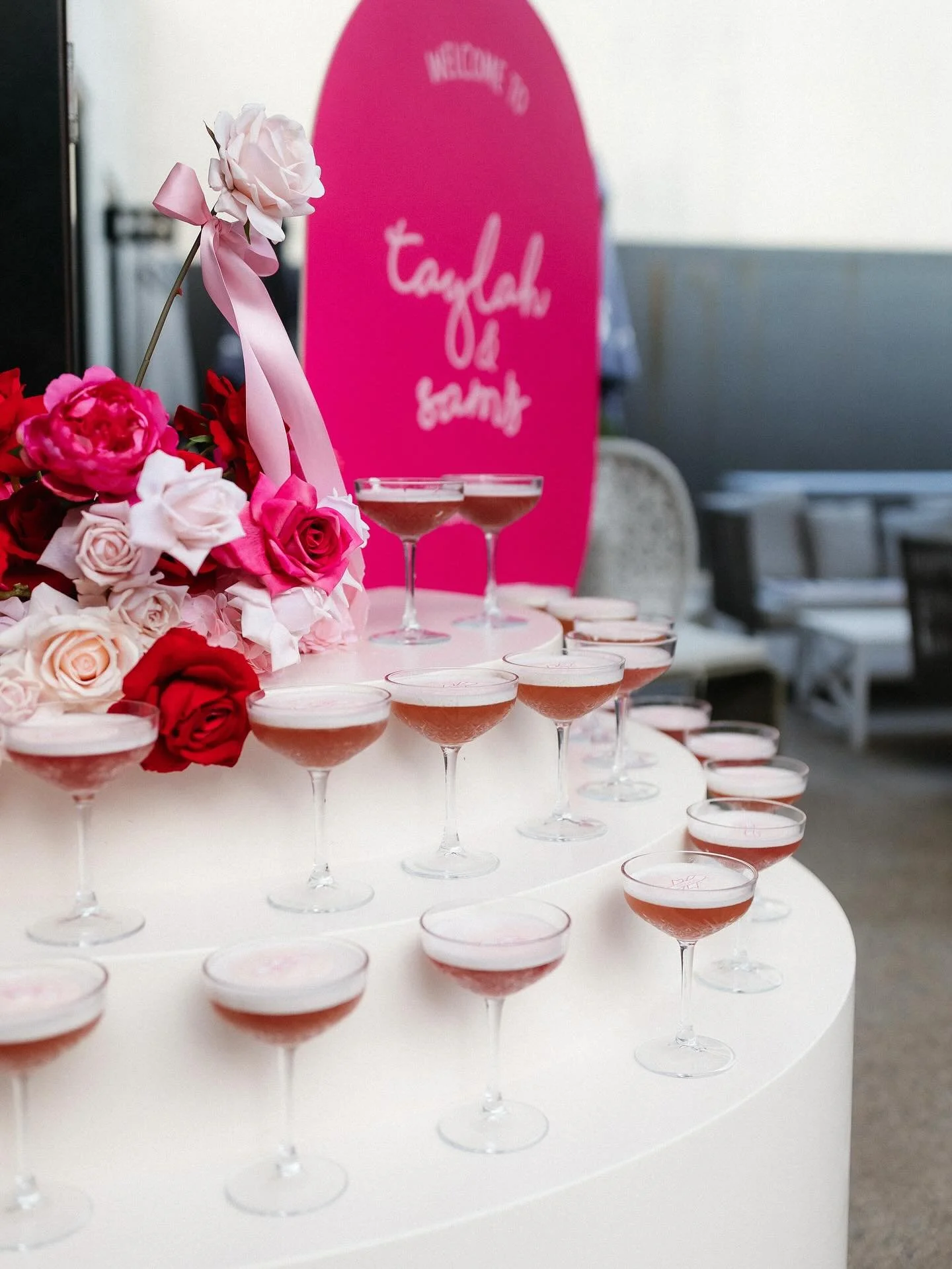 But first, cocktails 🍸 

@bentleyandbobbievents 
@aliciaflegphotography 
@belcibo_co 
@event.signs 

www.thefauxflowerbar.com
Have an event coming up? Want to hire your florals? Email us today! 

⁣

#faux #artificialflowers #fauxflowers #fauxflowers