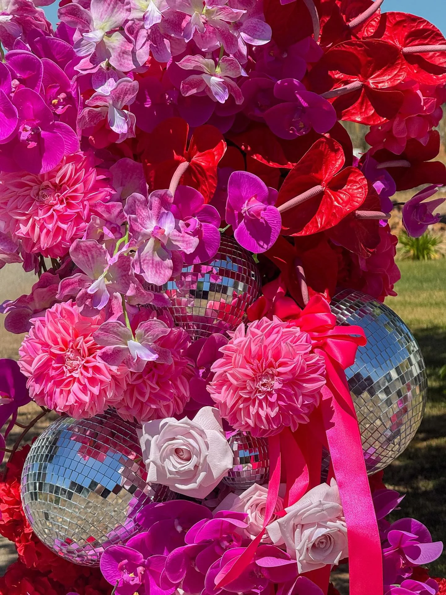 Bright disco florals for a special 21st this weekend 🪩 🌹 

www.thefauxflowerbar.com
Have an event coming up? Want to hire your florals? Email us today! 

⁣

#faux #artificialflowers #fauxflowers #fauxflowersofinstagram #fauxflowerstyling #fauxflowe