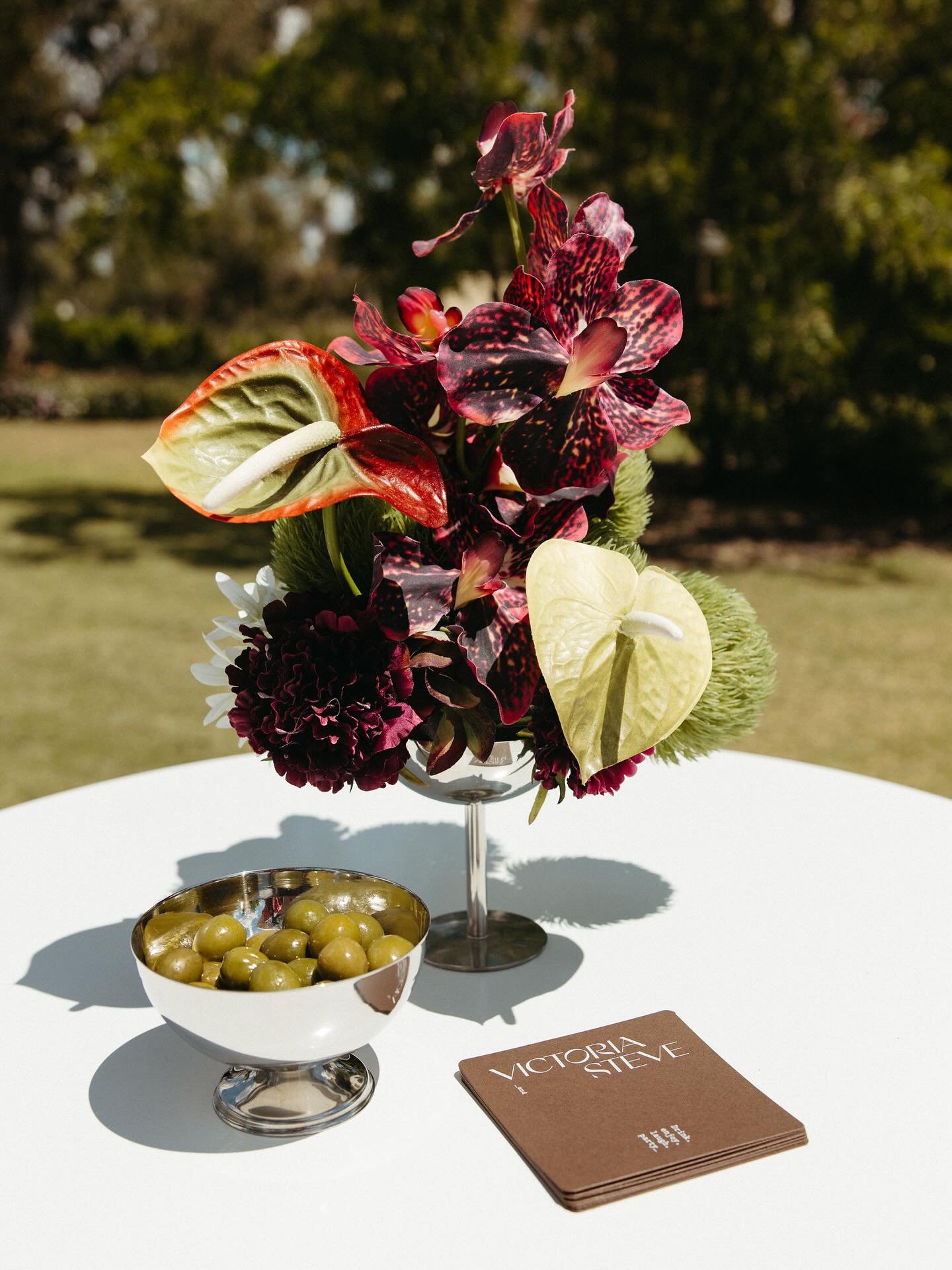 The most stunning outside reception 🌿🤍🤎 

Styling &amp; props @bentleyandbobbievents 
Florals @thefauxflowerbar 
Furniture @bangeventco 
Photographer @lisanardella 
Location @moderncountryestate 
Dessert tower @piccolo.pasticceria 
Stationary desi