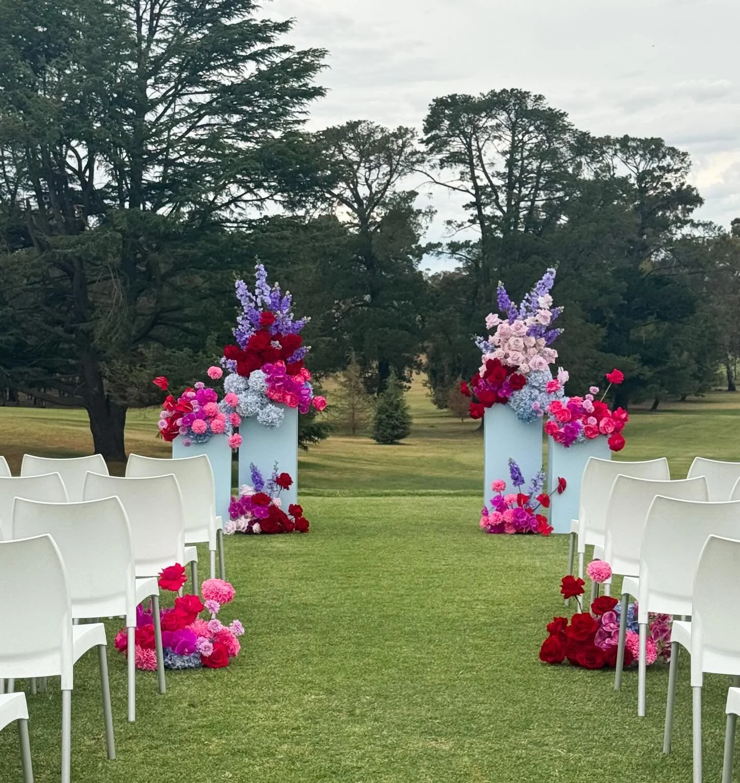 Finishing the year up with this stunning bright colourful wedding 😍

@bentleyandbobbievents 
@sheppartongolf 

www.thefauxflowerbar.com
Have an event coming up? Want to hire your florals? Email us today! 

⁣

#faux #artificialflowers #fauxflowers #f