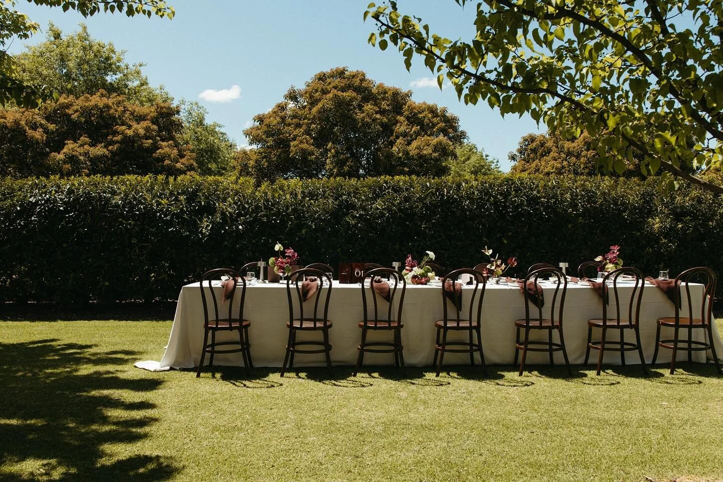 The Table 🤎🤍

Styling &amp; props @bentleyandbobbievents 
Florals @thefauxflowerbar 
Photography @lisanardella 
Location @moderncountryestate 
Furniture &amp; table linen @bangeventco 
Stationary design @rebel.reflect 
Printing @smadadesignandprint