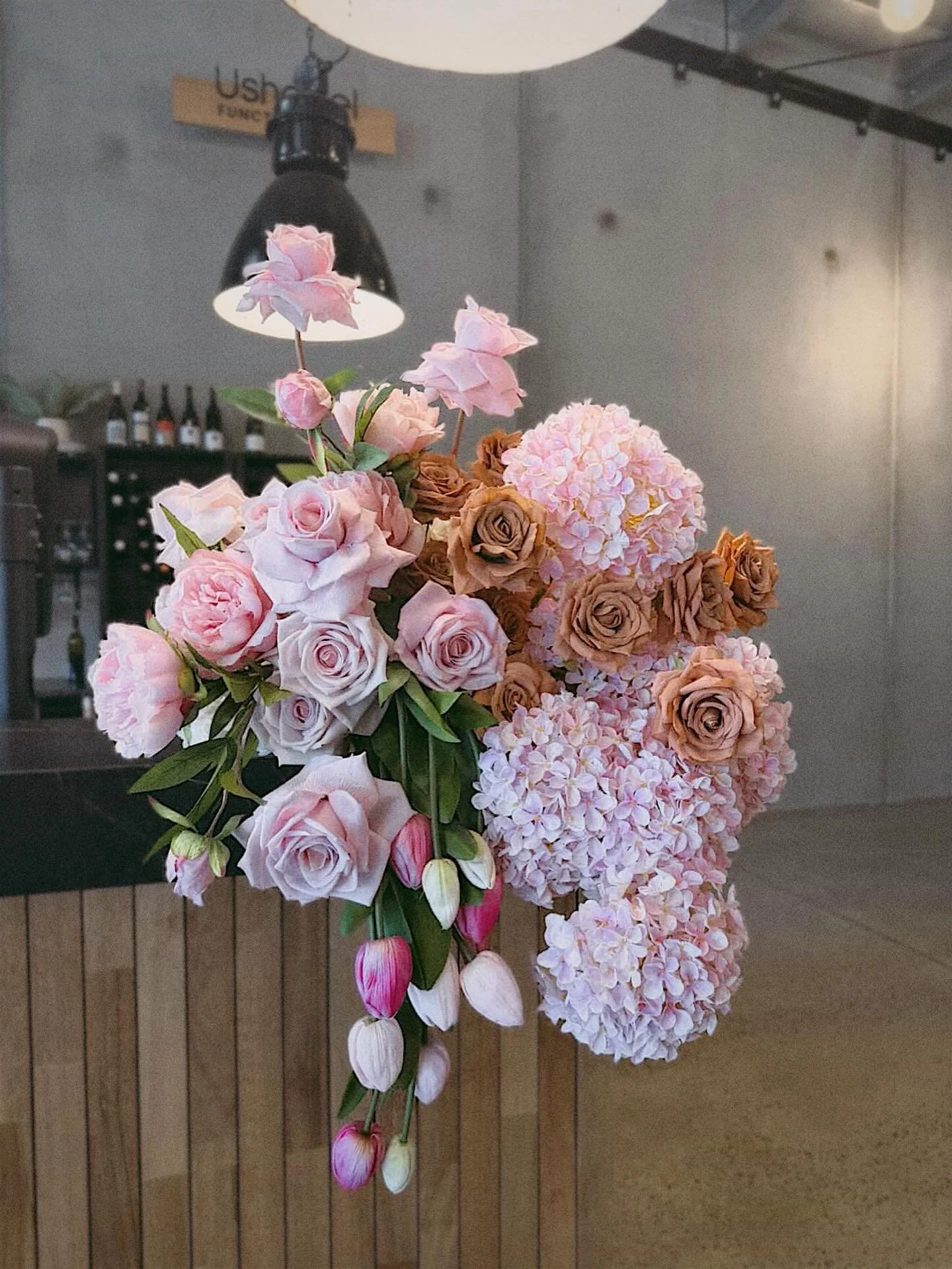 Bar piece pretties 🩷 

We love creating a statement piece for the bar 🥂 

www.thefauxflowerbar.com
Have an event coming up? Want to hire your florals? Email us today! 

⁣

#faux #artificialflowers #fauxflowers #fauxflowersofinstagram #fauxflowersty