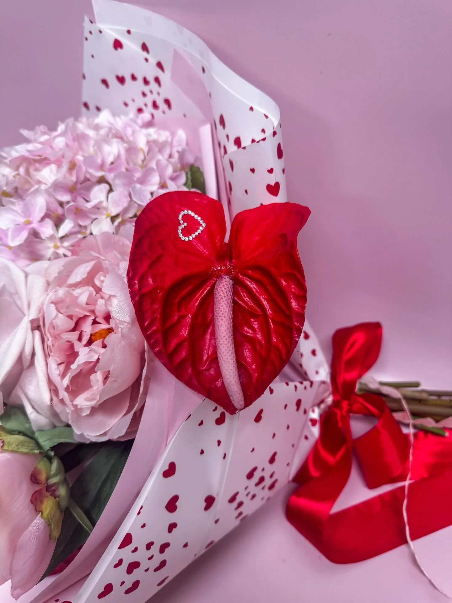 Valentine&rsquo;s Day loading &hellip;. 
❤️❤️❤️❤️❤️❤️❤️❤️❤️

Keep an eye out! 🌹 A small collection of forever florals will be available this Valentine&rsquo;s Day! 

www.thefauxflowerbar.com
Have an event coming up? Want to hire your florals? Email 