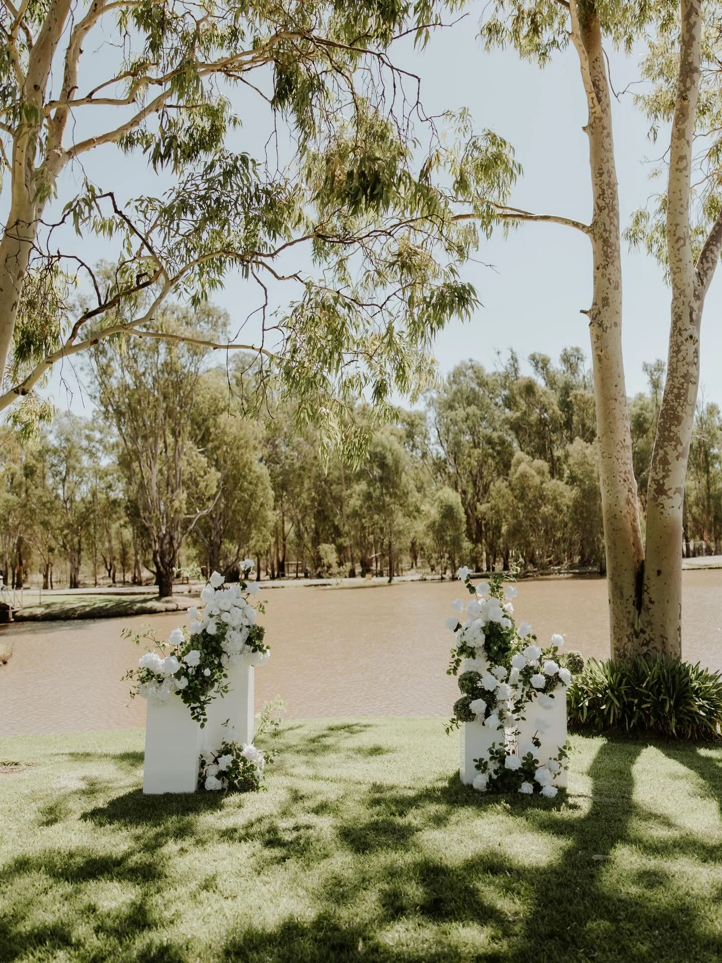A stunning greenery &amp; white ceremony set up for Georgia &amp; Ben 🤍🌿

Planner, Props &amp; Stylist @bentleyandbobbievents 
Ceremony &amp; Reception florals @thefauxflowerbar 
Photography @lisanardella 
Venue @thewoolshed.emeraldbank 

www.thefa