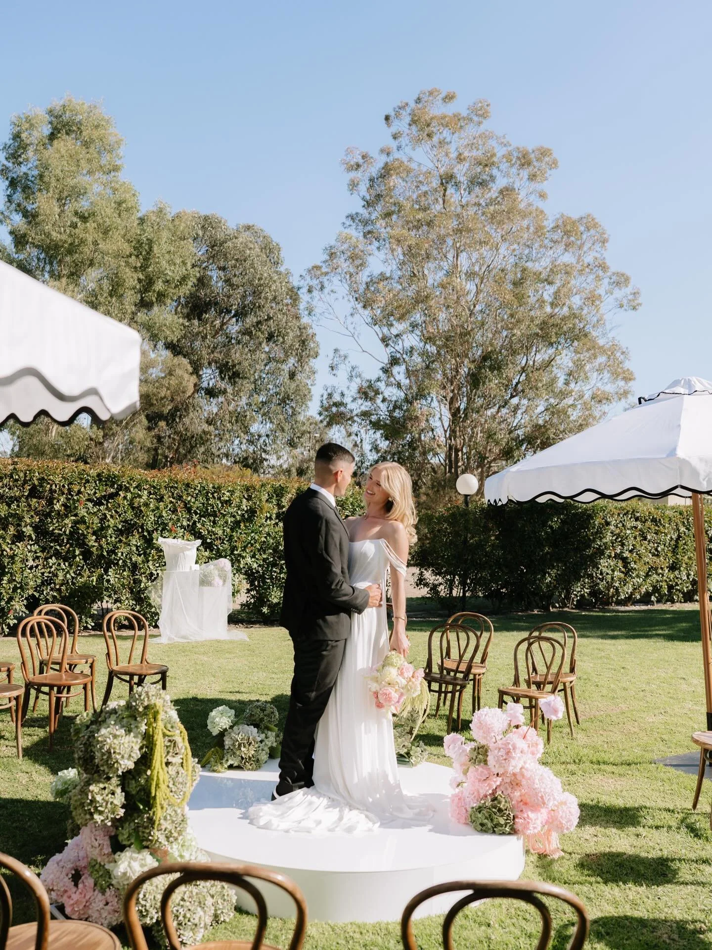 🩷💚 The most stunning garden ceremony set up. Obsessed with this! 

Venue: @lancemorehotels @lancemoreevents
Vision / Creative Direction / Planning / Lead Stylist: Olivia @lancemoreevents @curatedbyoliviaa
Planning / Coordination: @lovegroveweddings