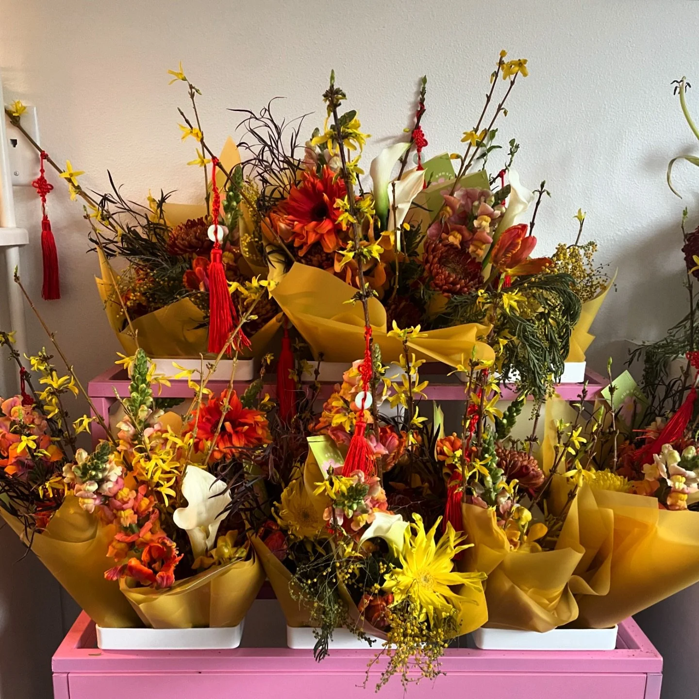 ✨wowowowow. i sold out ✨

Last night was so beautiful. Thank you so much to every single person who came out and celebrated Lunar New Years with us, and to every person who bought a bouquet from me! It is truly a blessing to see other people enjoy my