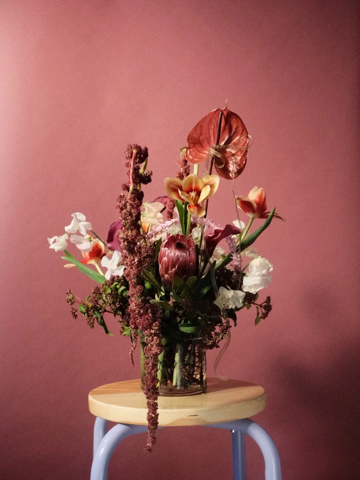 SWEETHEART arrangement from this Valentine&rsquo;s Day. 

I had so much fun making this one, and it was the first arrangement I&rsquo;ve made in almost a year! I&rsquo;m pleasantly surprised with how natural it felt. 

.
.
.
#floraldesign #floralarra