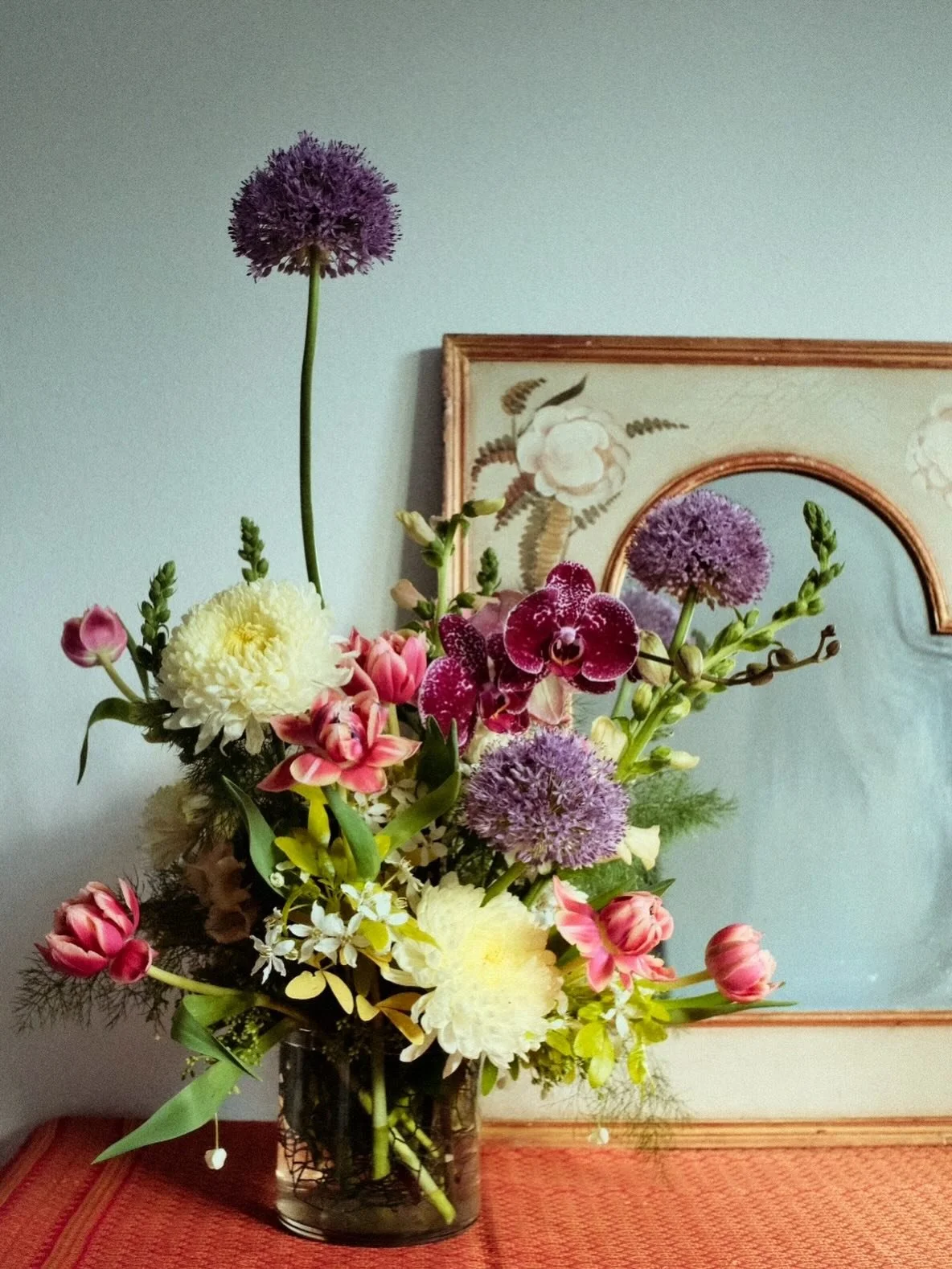 A fun little mama arrangement ❀.ೃ࿔*. Mother&rsquo;s Day is officially a week away, and I&rsquo;m so excited to help you celebrate your mamas and loved ones with pretty flowers. It means the world to me when clients give me complete creative freedom a