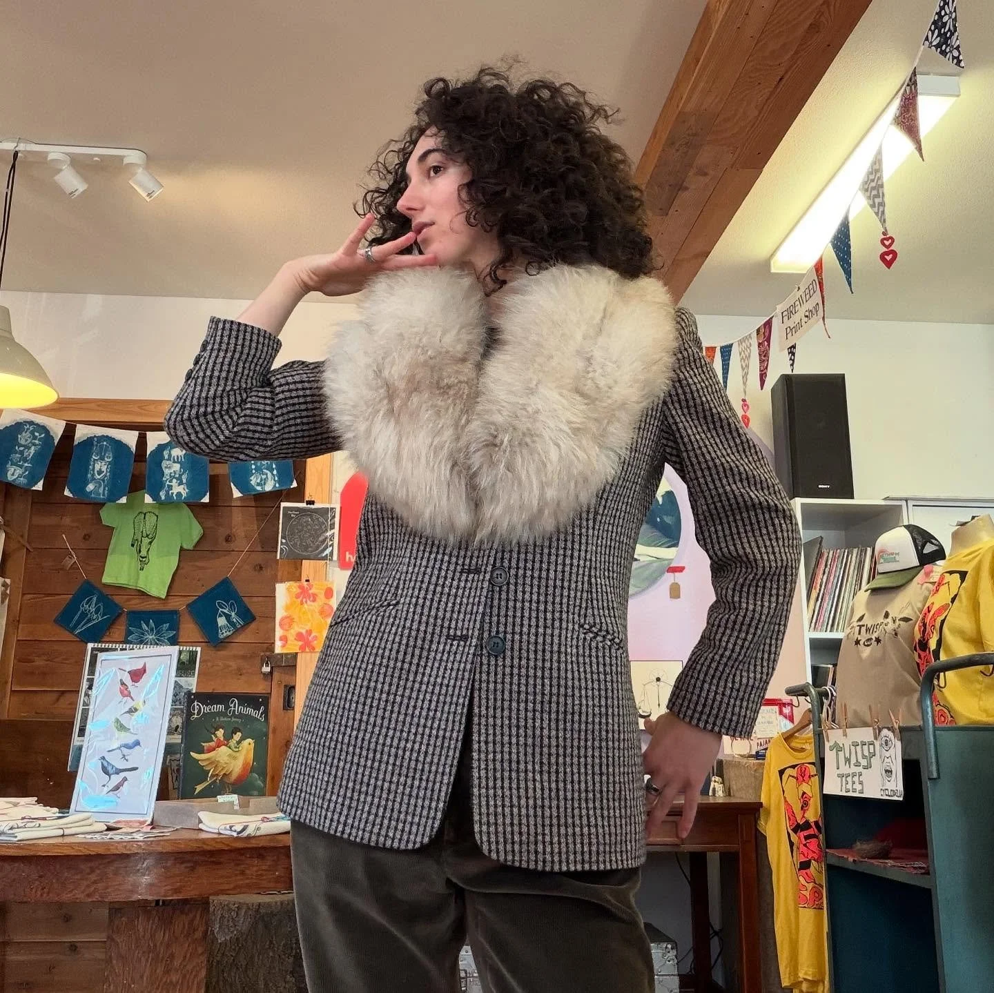 Come play dress up and bring home clothes for FREE! TOMORROW 11-1 at the Pride Center and Sanctuary in @fireweedprintshop (@twispworks N3)

We have: jackets! wrangler! button ups! fairy dresses! workwear! RAINBOW! sweaters! ties! weeeiiirddd patterns