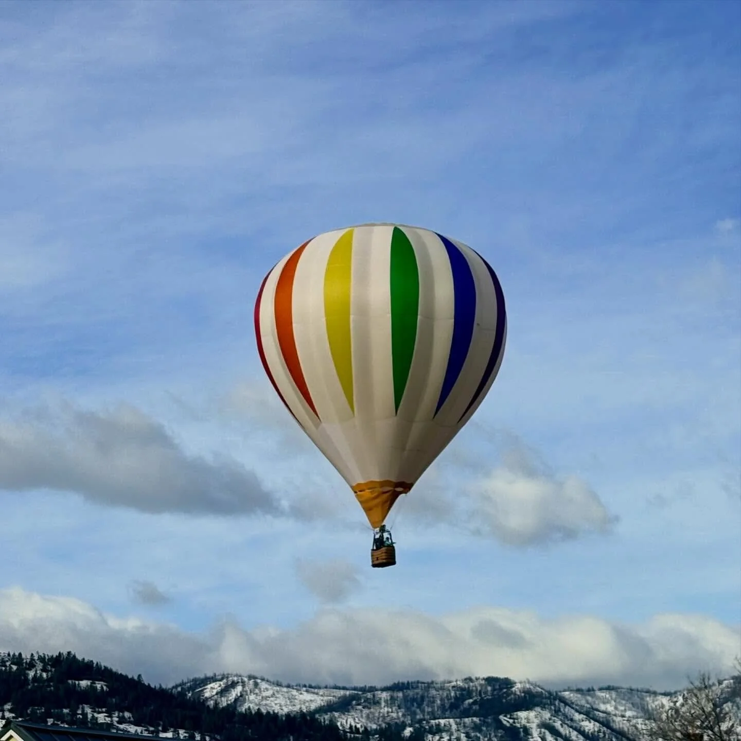We loved this gay little balloon! ❤️🧡💛💙💚💜
We are flying around getting ready for Snowball this Friday! See you then! 

#WinthropBalloonFestival #QueerTourism #LGBTQ #Gay #Pride