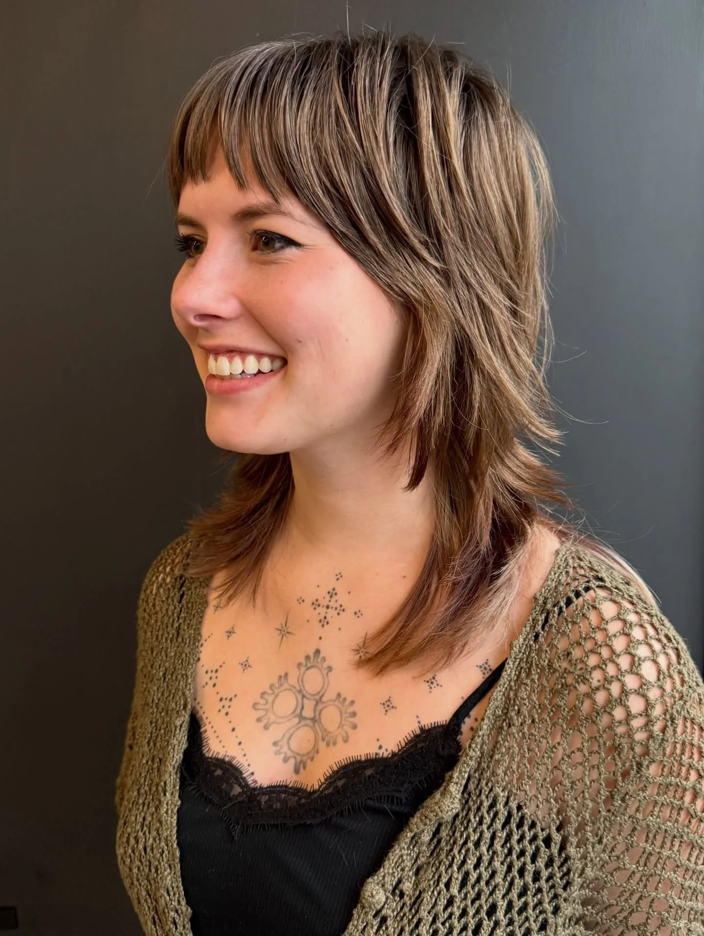 Absolutely obsessed with this haircut by Sarah B on Hannah! ✂️ 😍👏 @_theintentionalstylist

Sarah has been with @neonmoonsalon for over 3 years and sees clients Tuesday - Thursdays + Saturdays ✂️ 

She&rsquo;s a mama, home renovator, plant caretaker