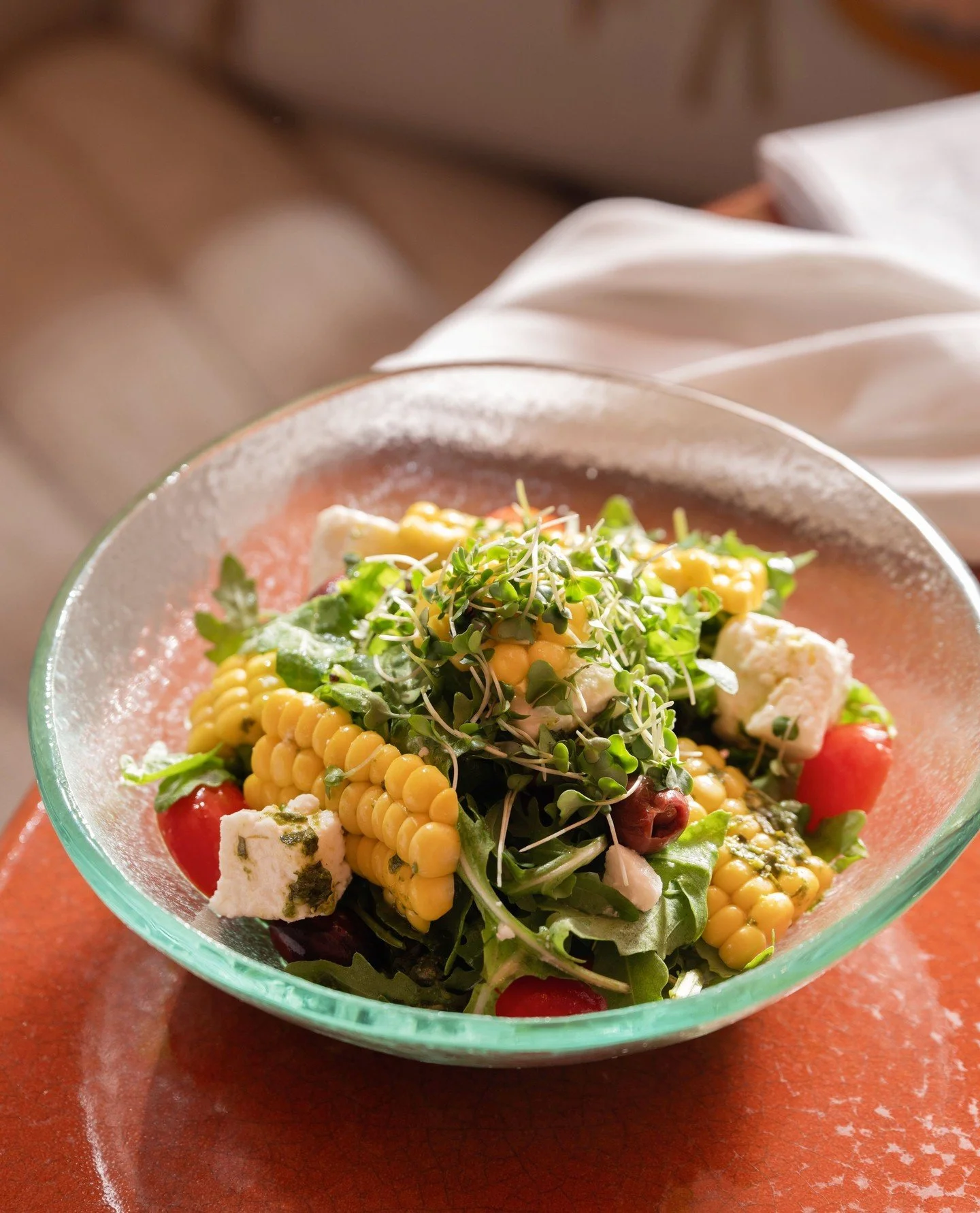 Bright, fresh and full of crunch. Our Texas Salad brings together corn, feta, cherry tomatoes, Kalamata olives, rocket and basil leaves, all lifted with a lemon pesto dressing. A vibrant start or a light main, depending on the mood.⁠
⁠
#flamingoroomb