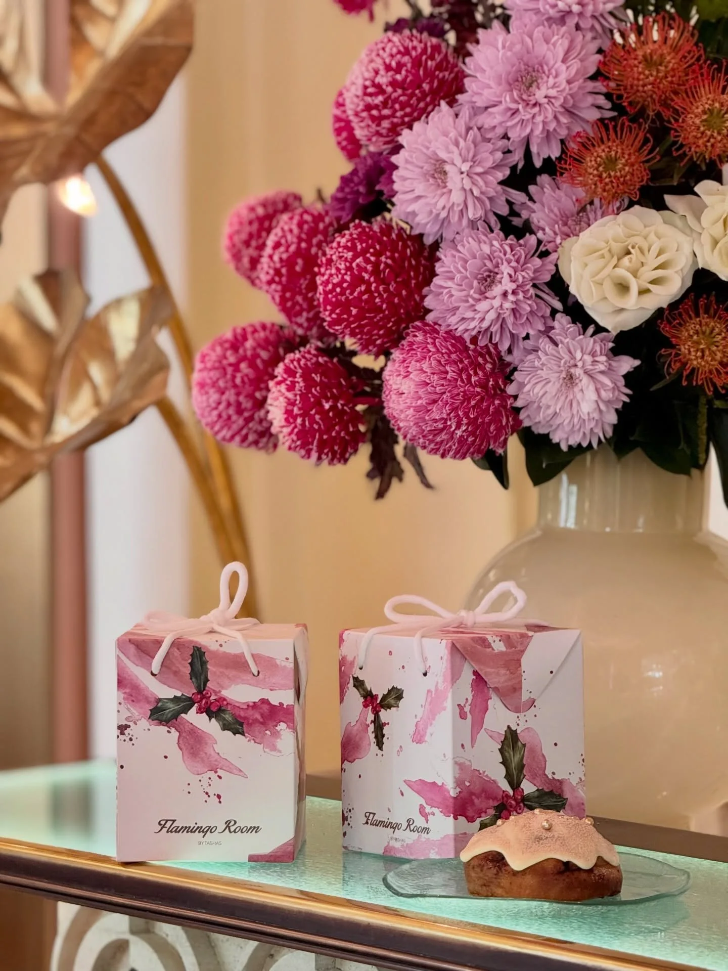 A little gesture to make your Christmas even sweeter. On 24 and 25 December, we&rsquo;re gifting cinnamon rolls in festive boxes, ready to take home. A sweet gift from us to you.

While supplies last.

#flamingoroombytashas #flamingoroomdubai #ch