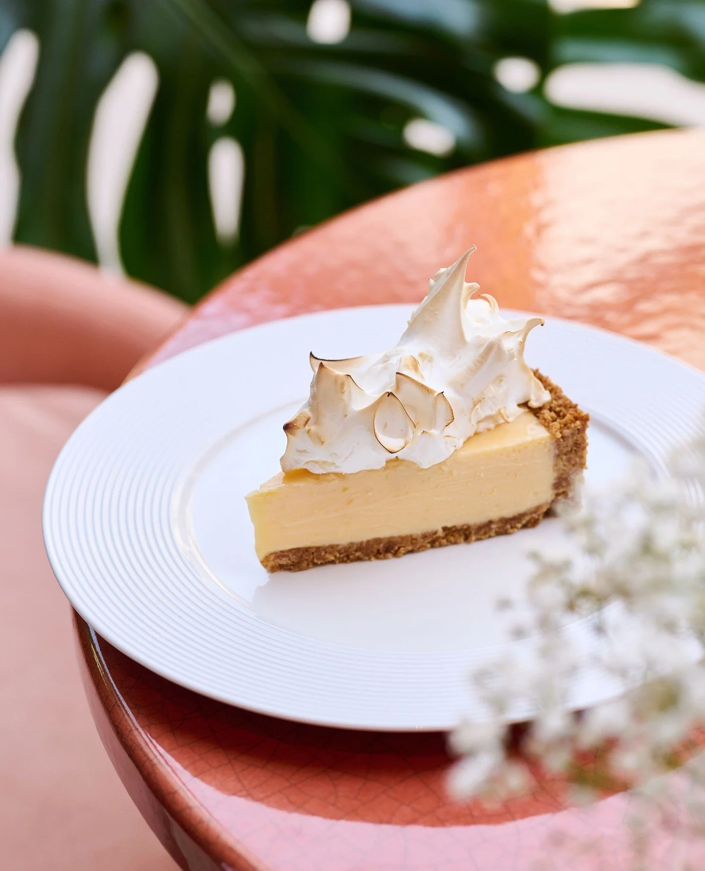 Lizel&rsquo;s Lemon Meringue Tart balances sharp citrus, silky custard and golden-baked meringue on a Lotus biscuit crust. A Flamingo Room favourite with a touch of nostalgia.⁠
⁠
#flamingoroombytashas #dessert @thegalleriauae #AtTheGalleria #TheGalle