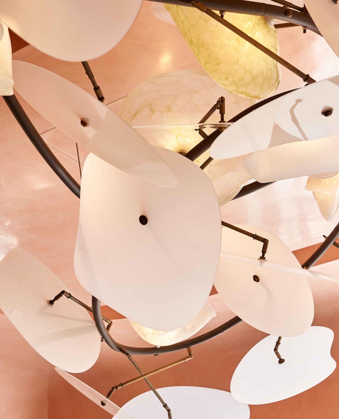 إطلالات خلابة، مساحات دافئة، وجلسة تسترخِ بها. من وهج شجرة الباوباب الفنية إلى راحة طبقك المفضّل، كل تفصيل يدعوك للراحة والاستمتاع.⁠
⁠
⁠
#فلامنجو_روم_من_تاشاز #فلامنجو_روم_السعودية #الرياض #مطل_البجيري⁠
⁠
Terrace views, warm interiors and a table wor