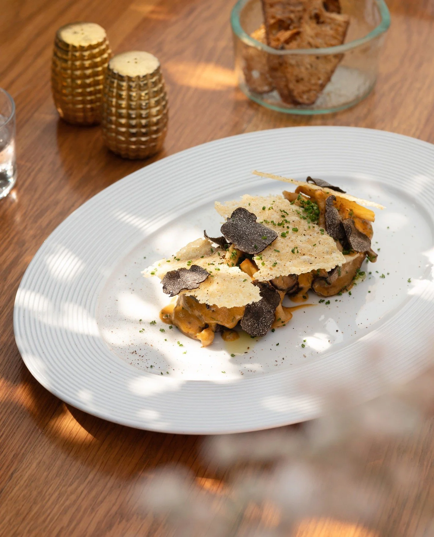 Pan-seared and served in its own rich jus, our Steak Diane layers tender beef with mushrooms, truffle and a touch of cream. A classic, done the Flamingo Room way.⁠
⁠
#flamingoroomdubai #jumeirahalnaseem #dubairestaurants #flamingoroombytashas #steak