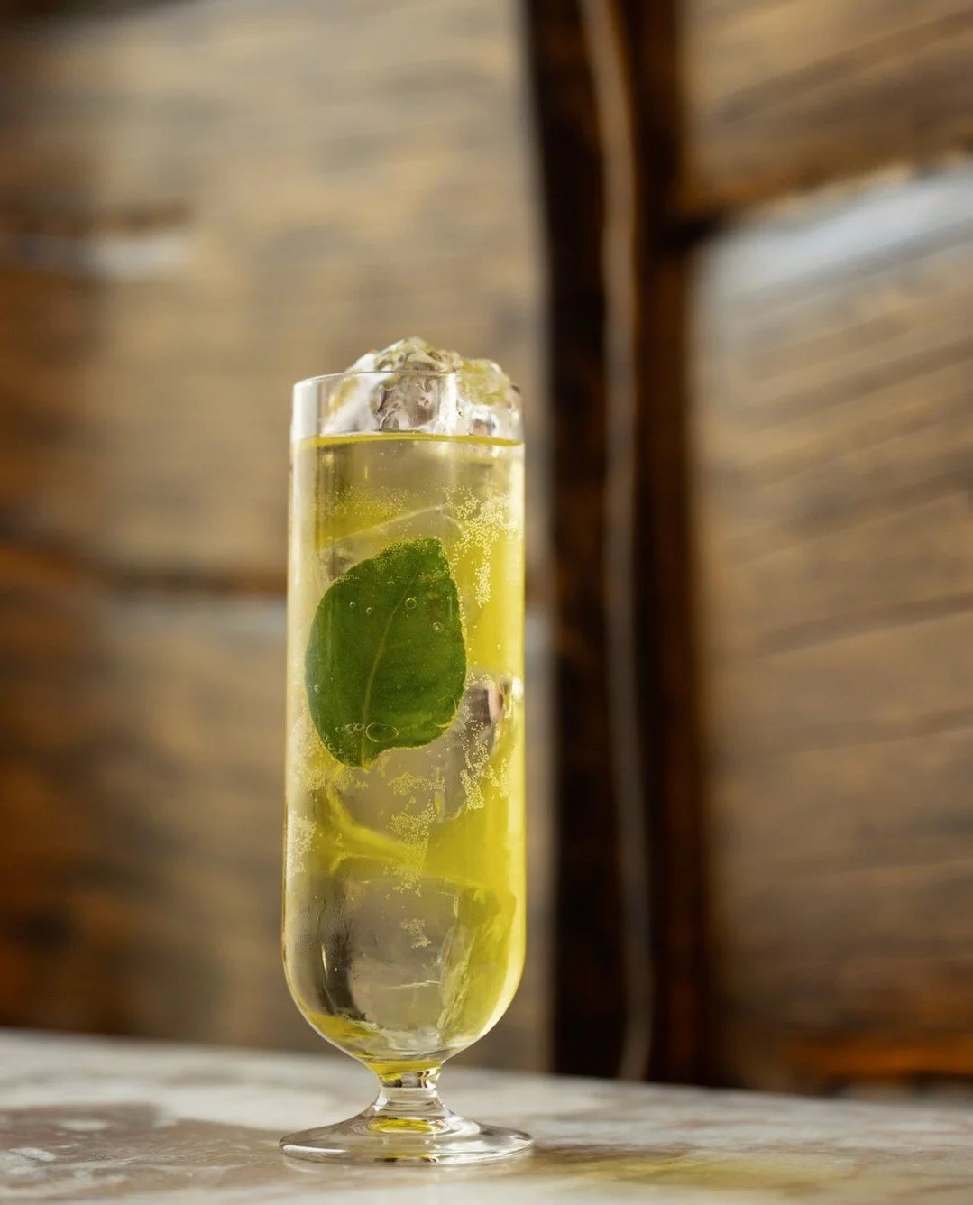 انتعاش منعش بلمسة من التوابل.⁠
إكسير الحياة هو لمستنا الخاصة على الليموناضة الكلاسيكية، حيث تمتزج نكهات الهيل والزعفران والحمضيات مع الصودا لتجربة منعشة وغير متوقعة. ⁠
⁠
#فلامنجو_روم_من_تاشاز #فلامنجو_روم_السعودية #الرياض #مطل_البجيري #مشروبات⁠
⁠
A b