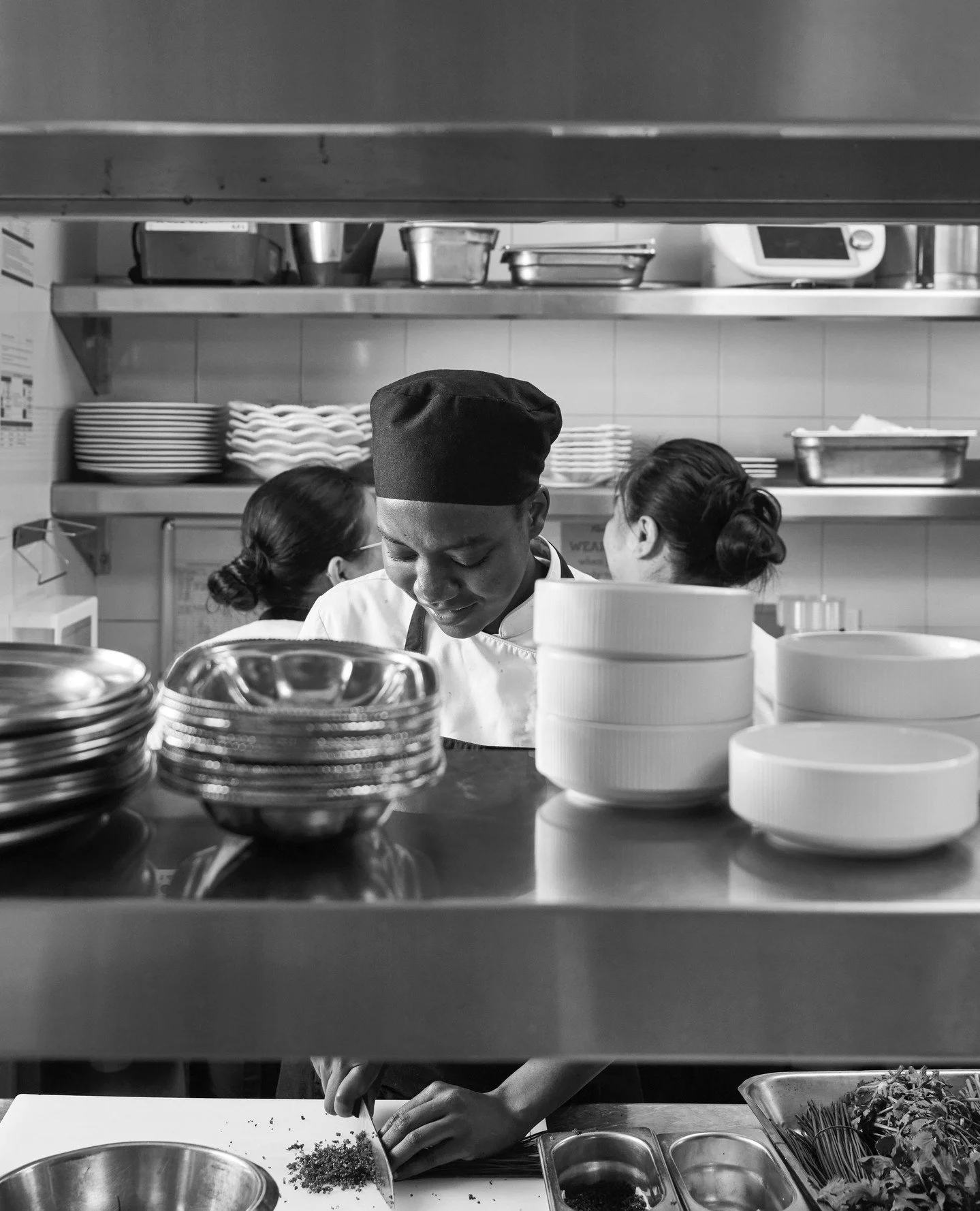 From early prep to the final plate, the Flamingo Room kitchen team brings focus, finesse and quiet dedication to every moment.⁠
⁠
#flamingoroomdubai #jumeirahalnaseem #dubairestaurants #flamingoroombytashas #kitchen