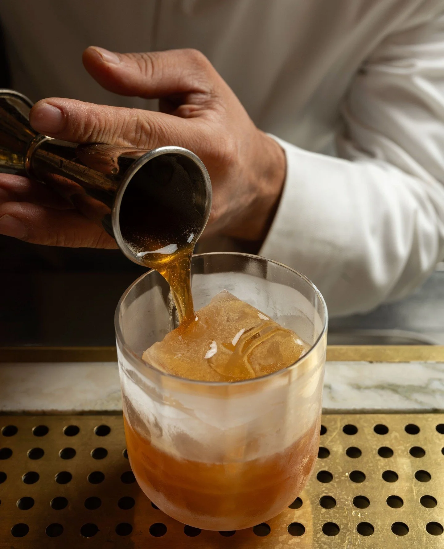 A moment at the bar. Measured, steady and crafted with intention, the way every Flamingo Room drink begins.⁠
⁠
#flamingoroombytashas #jumeirahalnaseem #flamingoroomdubai #drinks