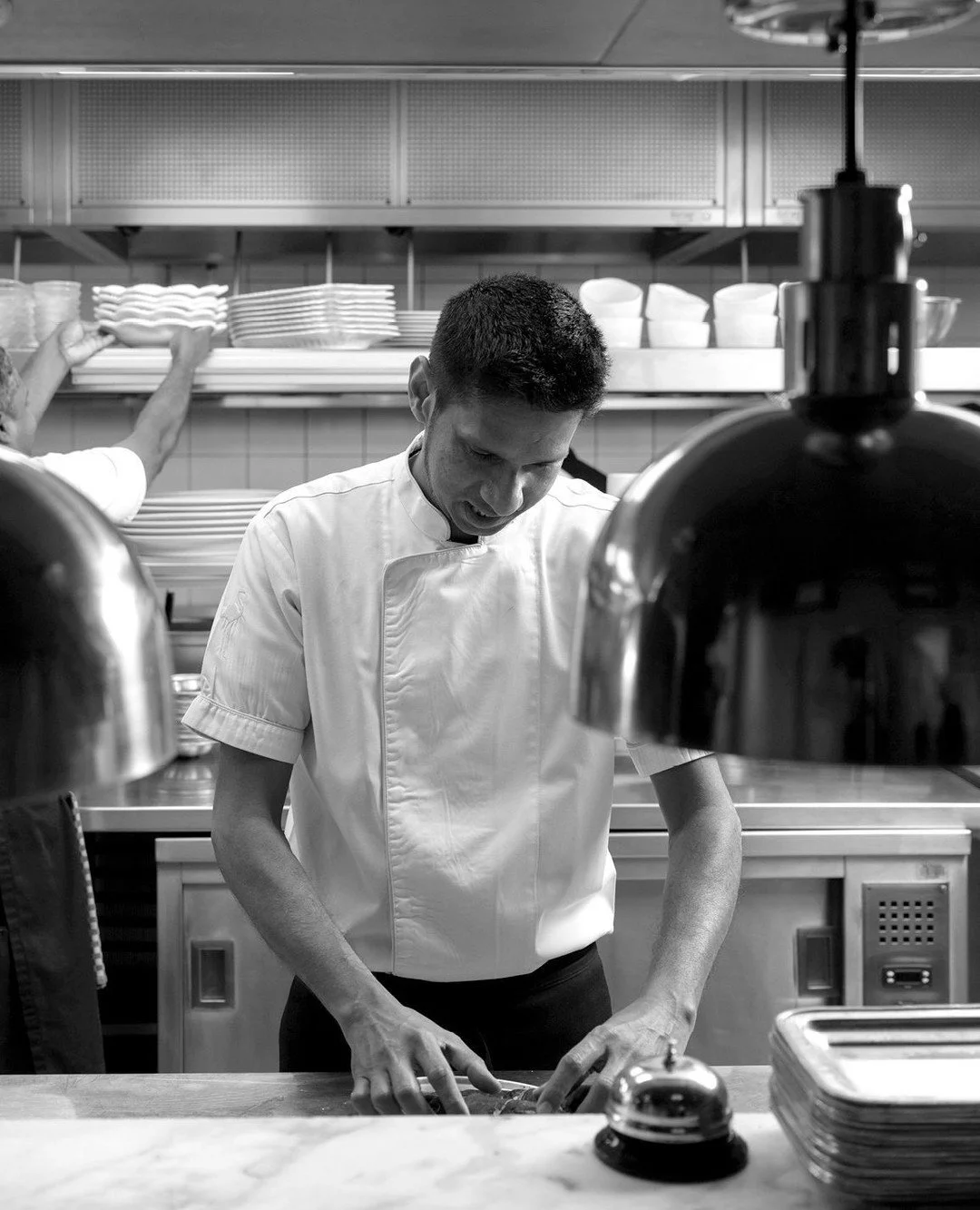 كل طبق يبدأ بتفاصيل تُحضَّر بعناية.⁠
أيدٍ تعمل بتركيز وخبرة، ومهام صغيرة تتكرر بإتقان، لتصبح النكهات التي تعرفونها من فلامنجو روم.⁠
⁠
⁠
Behind every service are hands moving with focus and familiarity. Small tasks, repeated with care, becoming the fl