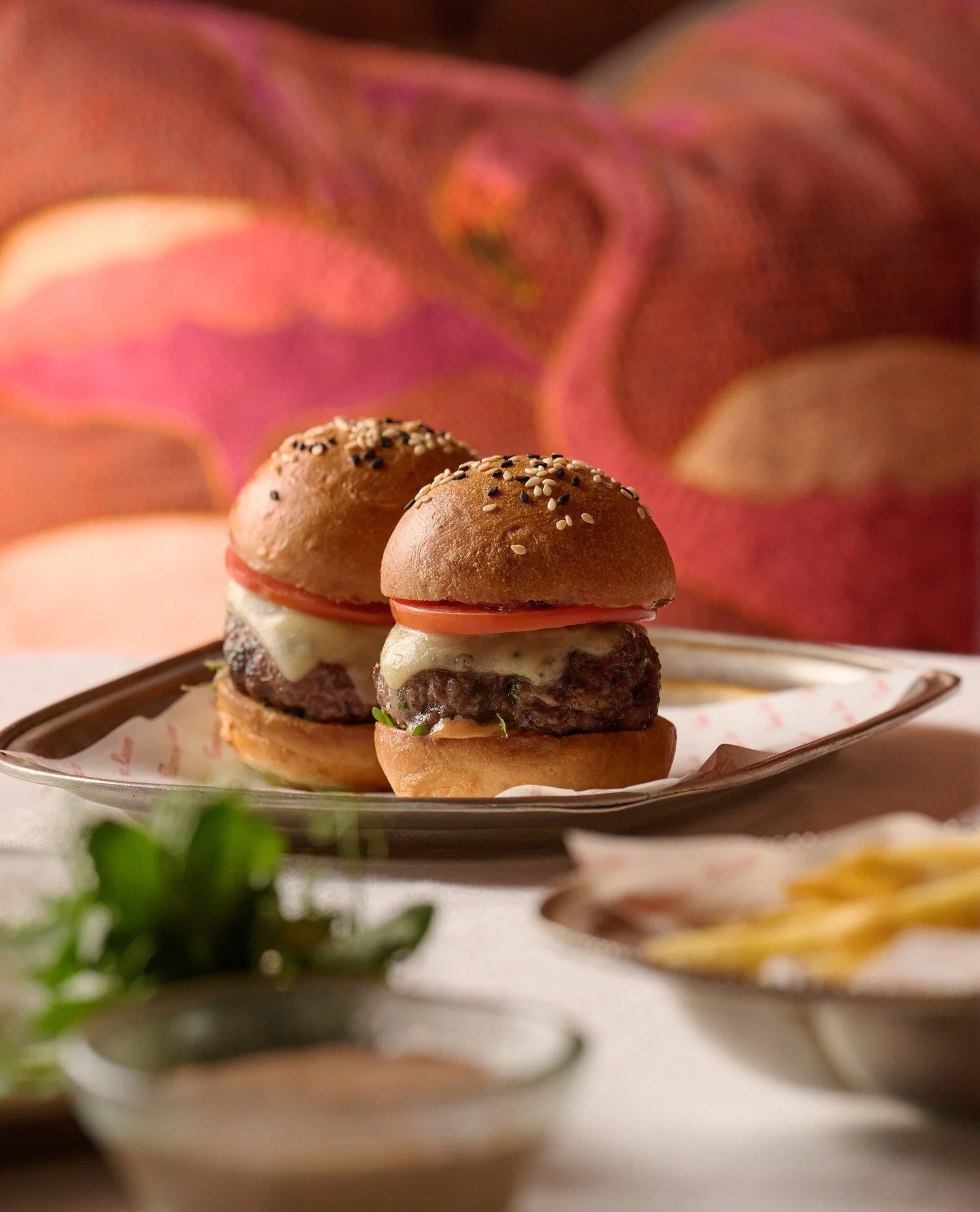 العيد له إيقاعه الهادئ، ويستحق غداءً مريحًا في الهواء الطلق.⁠
سلايدرز اللحم البقري لدينا تأتي متناغمة مع هذه الأجواء، مع جبنة إمنتال، وبايكن عجل، ومربى البصل، والطماطم، وصلصة الرانش، وتُقدَّم مع بطاطس مقلية تكمّل الطبق.⁠
⁠
⁠
Eid brings a softer pace,