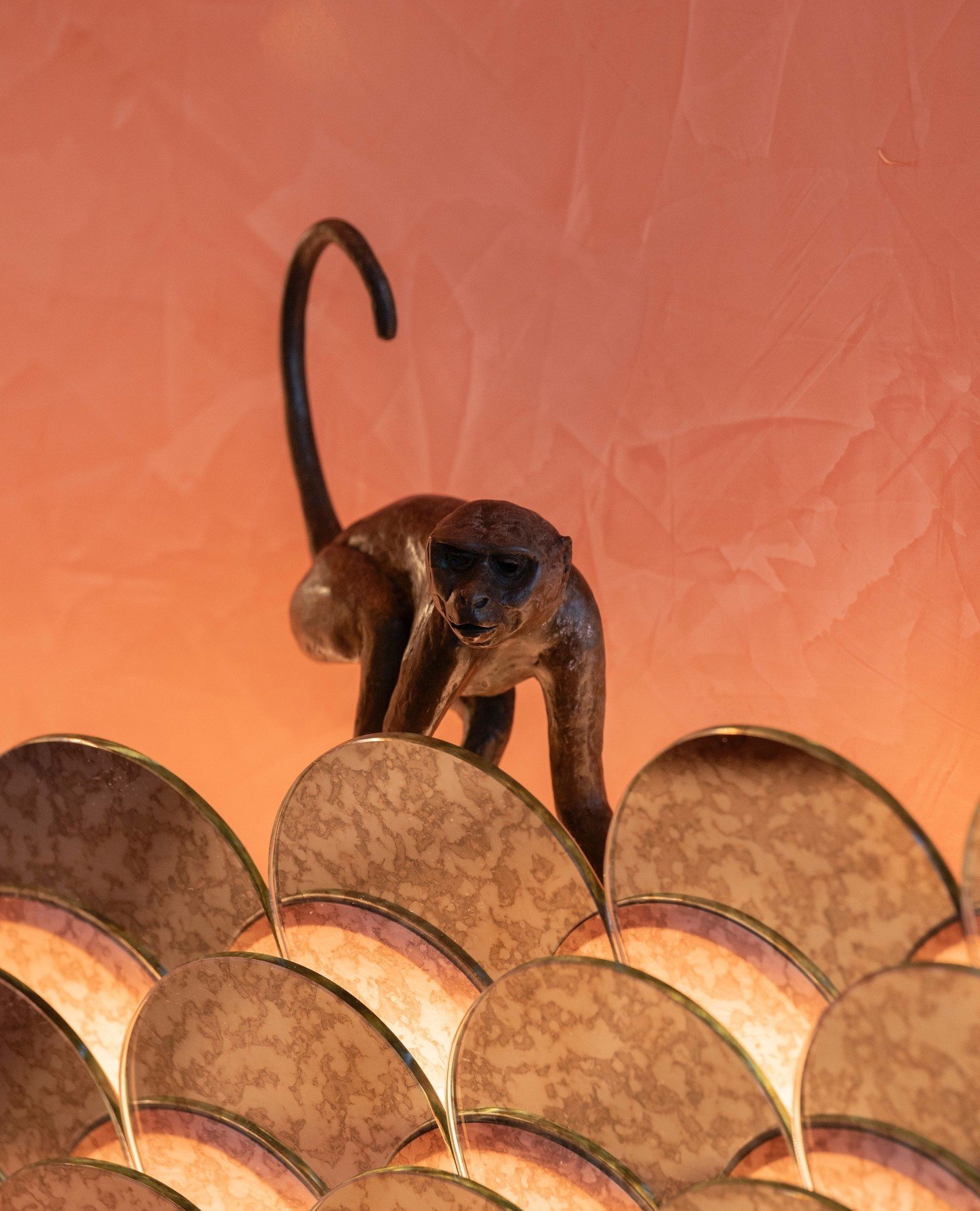 A closer look at the elements that define Flamingo Room. Organic forms, bronze animals and warm blush tones capture the spirit of Africa in a way that feels both familiar and reimagined.⁠
⁠
#flamingoroombytashas #jumeirahalnaseem #flamingoroomdubai #