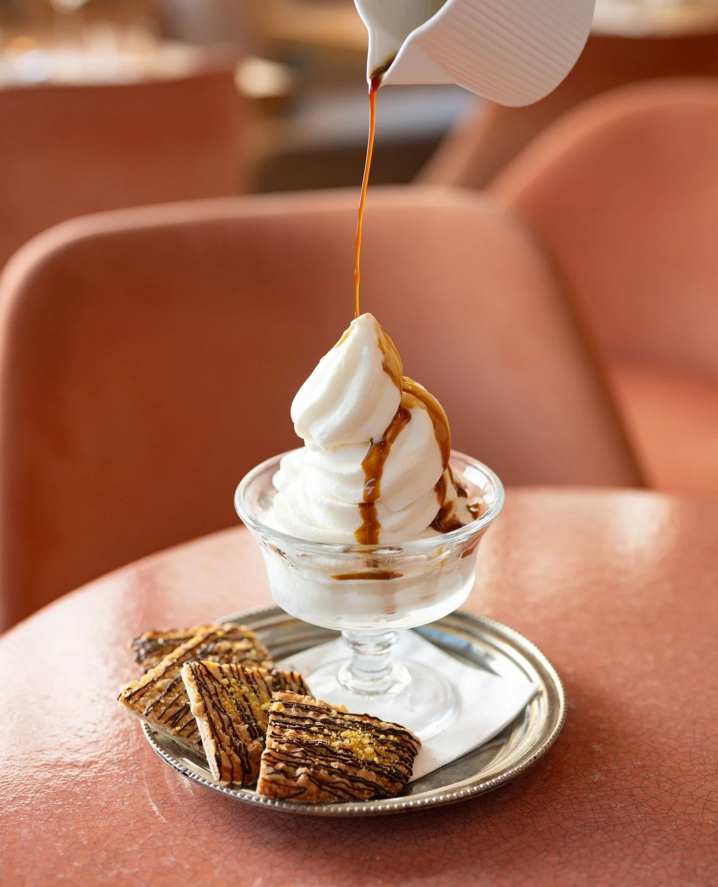 قهوة الأفوجاتو مع حلوى خلية العسل⁠
مزيج يجمع بين حرارة قهوة الإسبريسو وبرودة الآيسكريم في تجربة متوازنة. تُسكب قهوة الإسبريسو الساخنة فوق الآيسكريم الطري، ويُقدَّم الطبق مع فول سوداني محمّص، وبسكويت فلورنتين، وقطع من حلوى خلية العسل.⁠
⁠
Our Affogato 