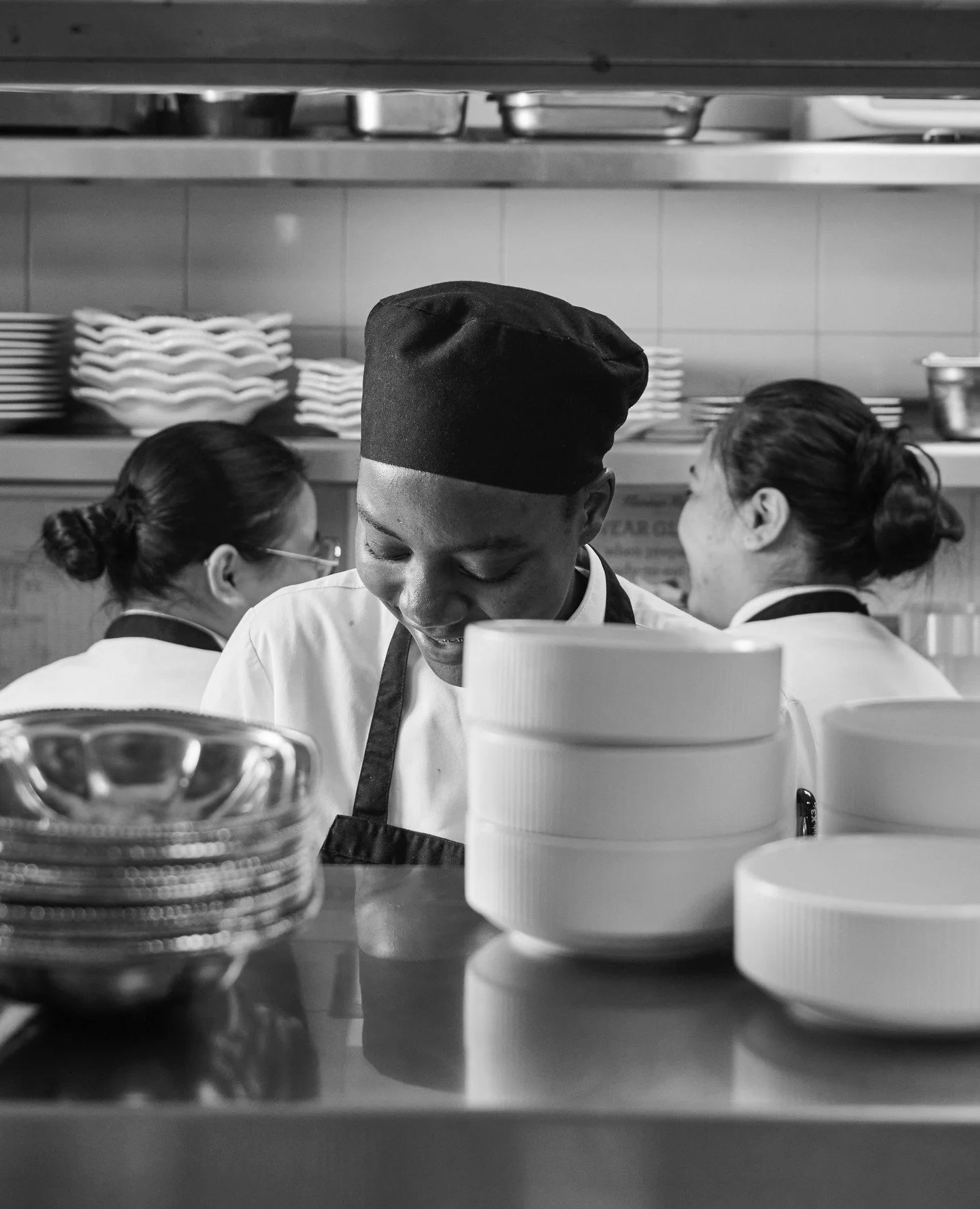 A moment from behind the pass. The focus, shared rhythm and small exchanges that shape every service.⁠
⁠
#flamingoroombytashas #jumeirahalnaseem #flamingoroomdubai #kitchen
