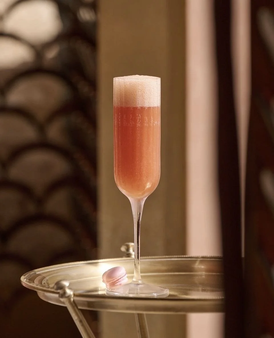مشروب بيليني بالخوخ مستوحى من أصوله الفينيسية، ويُقدَّم بلمسة ناعمة وخالية من الكحول.⁠
⁠
Our Peach Bellini takes inspiration from its Venetian origins and reimagines it with a delicate, alcohol-free twist. ⁠
⁠
#flamingoroombytashas #flamingoroomksa #