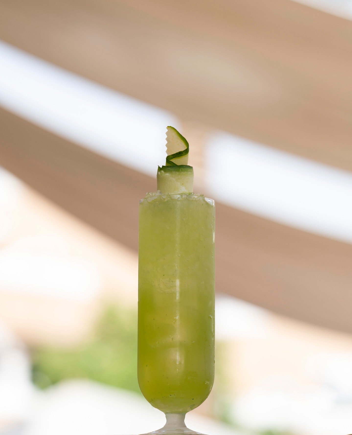 يمزج بيسل كرش الريحان مع الليمون ولمسة من صودا الزنجبيل، نكهة حيوية ومنعشة بلمسة خفيفة من التوابل، خيار مثالي للأيام الدافئة.⁠
⁠
The Basil Crush brings together basil, lemon and a touch of ginger soda. Fresh, zesty and lightly spiced, it&rsquo;s a re