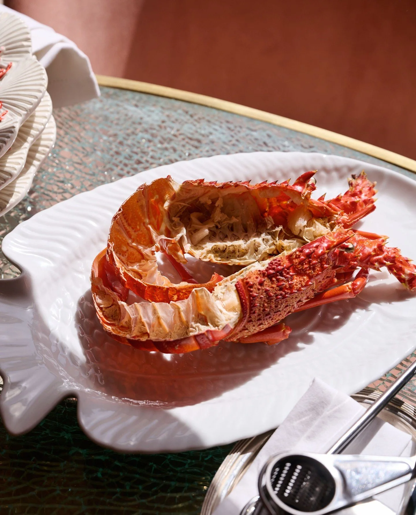 لم تكن باستا اللوبستر جزءاً من قائمة فلامنجو روم الأصلية.⁠
جاءت لاحقاً في دبي، عندما صادف فريقنا لوبستر صخري في السوق وقرّر اتباع اتجاه مختلف. في وقت كانت فيه باستا اللوبستر تُقدَّم بأسلوب معتاد، تم ابتكار هذا الطبق بطريقة مختلفة، بالاعتماد على قاعدة