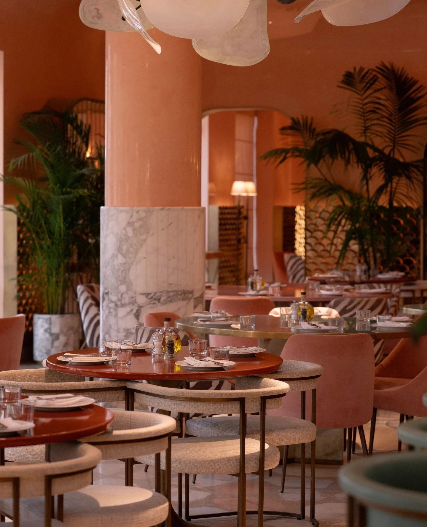 من الجدران بدرجاتها الوردية الناعمة إلى الزجاج المنفوخ يدوياً من مايك هيام والمنحوتات البرونزية لدونالد غريغ، كل عنصر في  فلامنجو روم مختار ليعكس طبقات من التفاصيل وعناية واضحة.⁠
⁠
مساحة مناسبة لغداءات نهاية الأسبوع الطويلة وعشاءات هادئة على مهل.⁠
⁠
