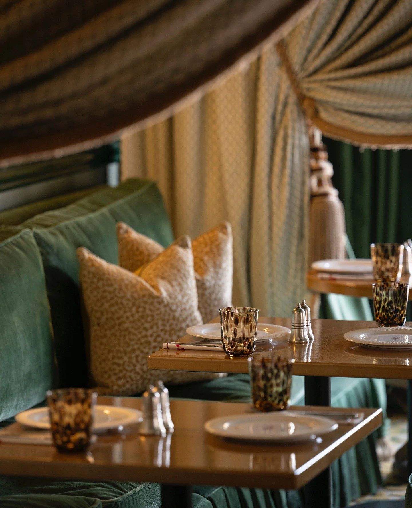 تقع مساحة الفعاليات لدينا ضمن نفس التصاميم الغنية بالتفاصيل التي تميز فلامنغو روم، من الدرجات الدافئة والتشطيبات النحاسية إلى القطع المختارة والأعمال الفنية المستوحاة من الطابع الأفريقي.⁠
⁠
مخبأة لتوفر خصوصية أكبر، وهي مناسبة للعشاءات الحميمة والاحتف