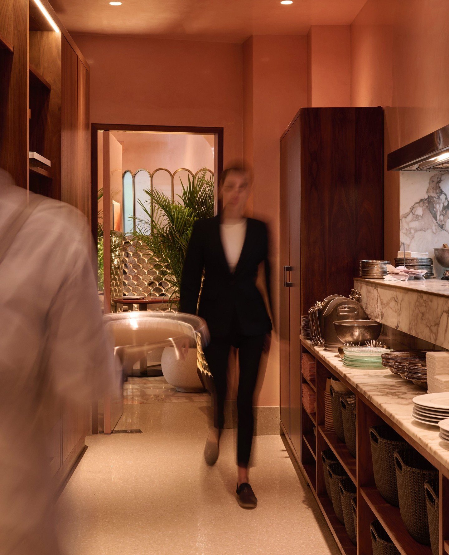 Monday moments, between the pass.⁠
⁠
A busy service in motion, where every detail comes together behind the scenes.⁠
⁠
#flamingoroom #flamingoroombytashas #uaerestaurants #restaurantstovisit