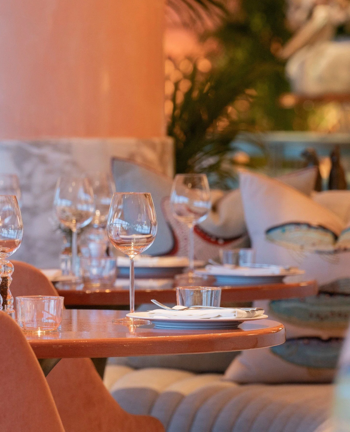 Warm interiors, brass finishes and layered details shape the space at Flamingo Room Abu Dhabi.⁠
⁠
From scalloped details and sculptural touches to the signature pink palette, the restaurant interiors were designed to move easily from long, leisurely 